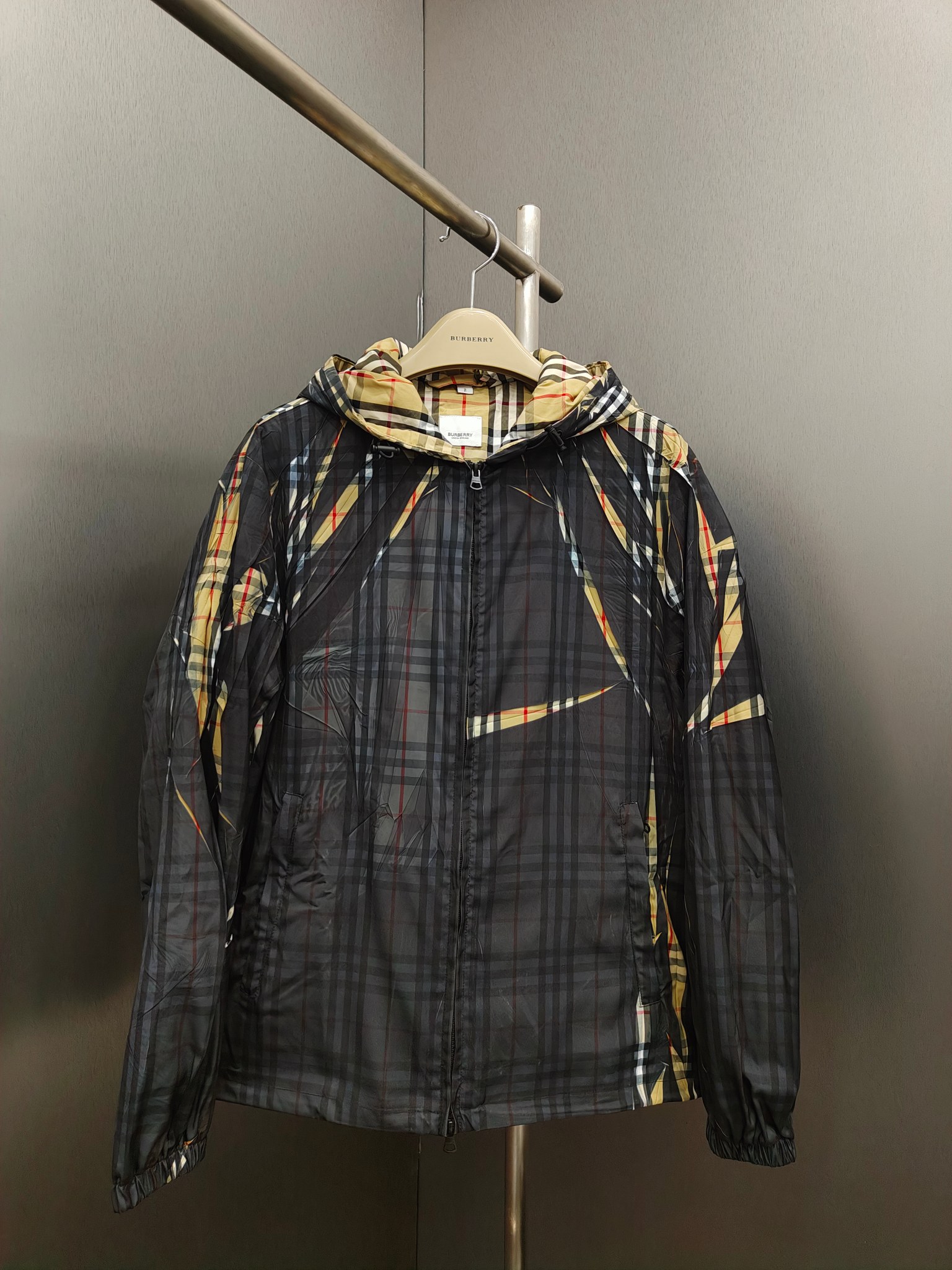 Chaqueta de Burberry para hombre con estampado de cuadros plisado.
