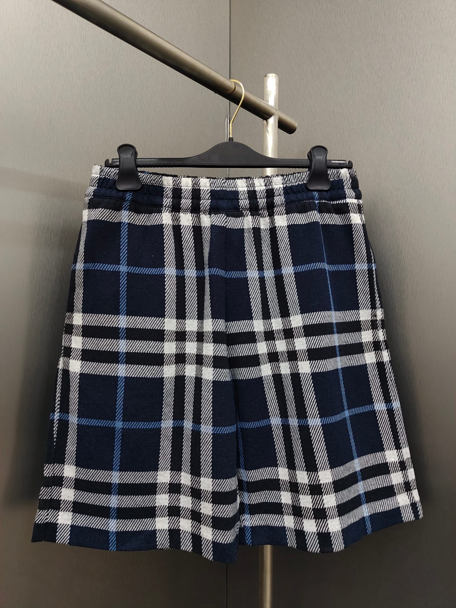 🆕bur*berry巴宝莉 2024 inicio de primavera pantalones cortos de punto a cuadros, confeccionados en algodón, con cuadros vi…