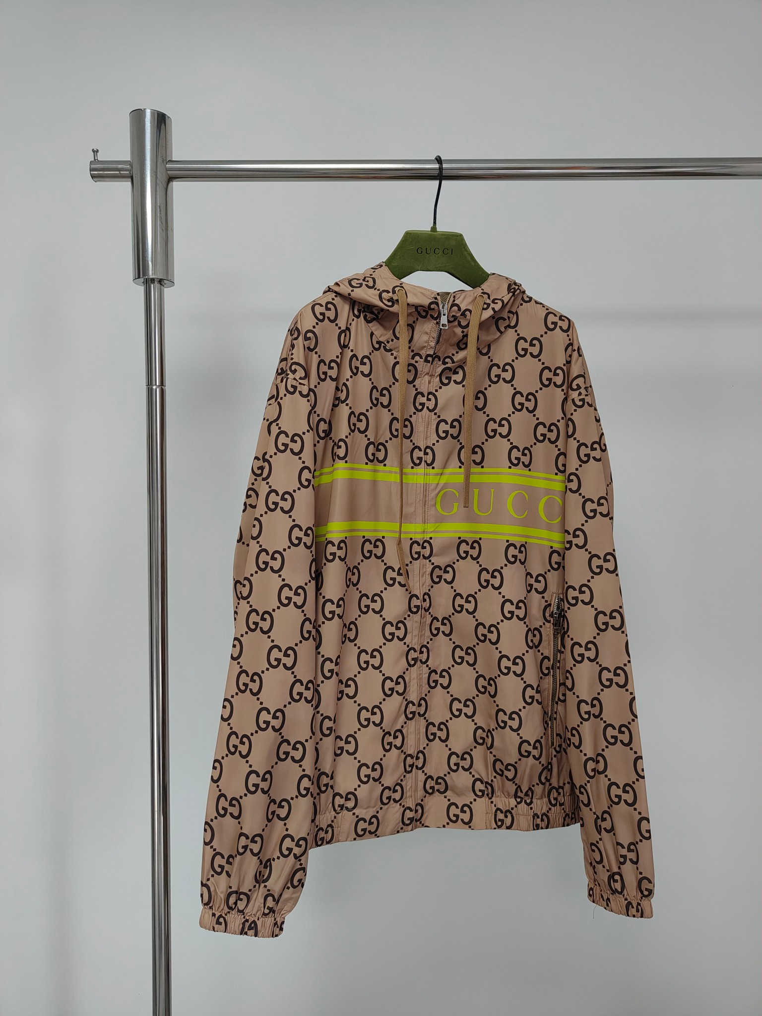 Chaqueta con capucha GUC de nailon ligero con estampado GG. Esta prenda forma parte de la colección Gucci Lido, inspira…