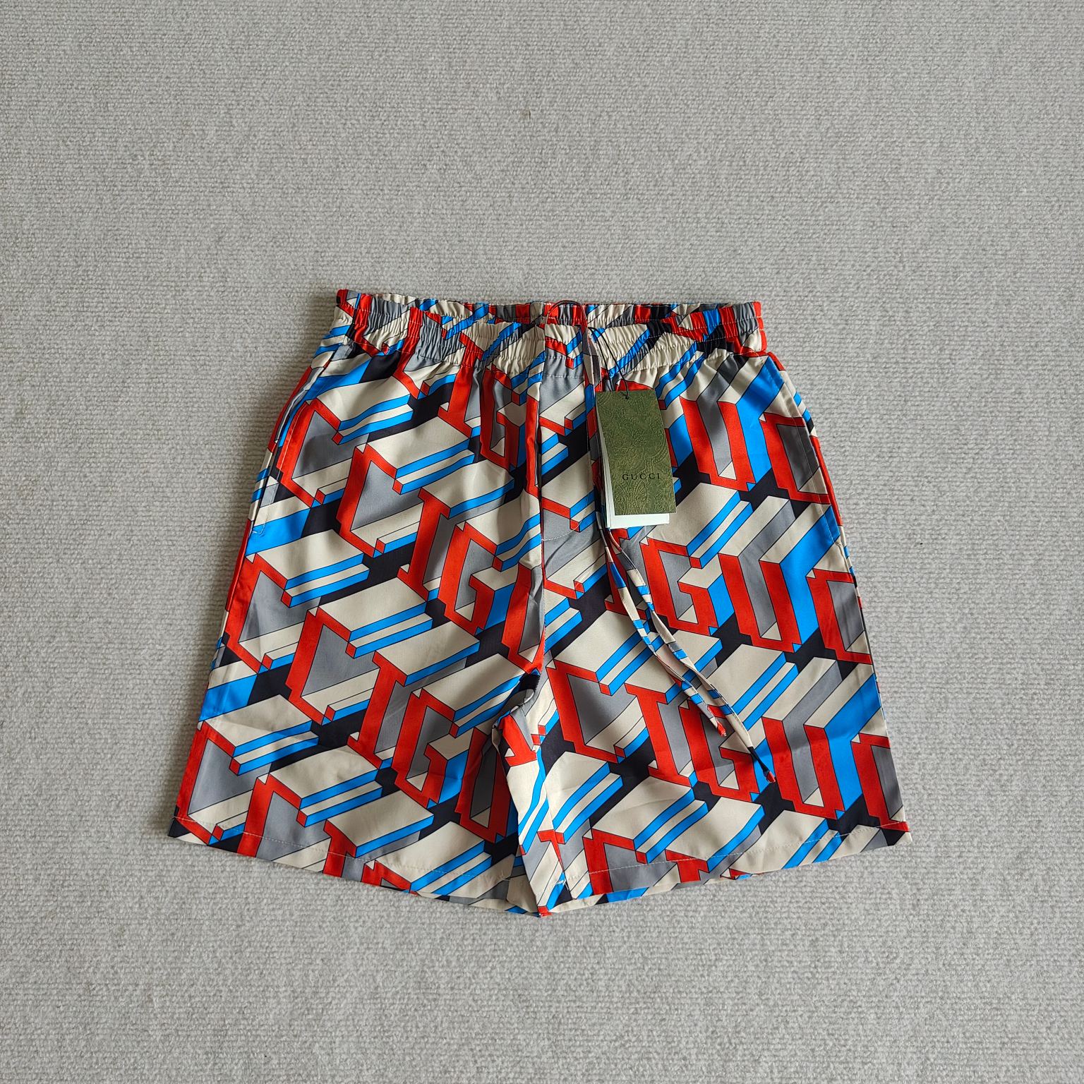 Shorts de seda con estampado de píxeles de Gucci. La colección de hombre de principios de 2024 da la bienvenida a la te…