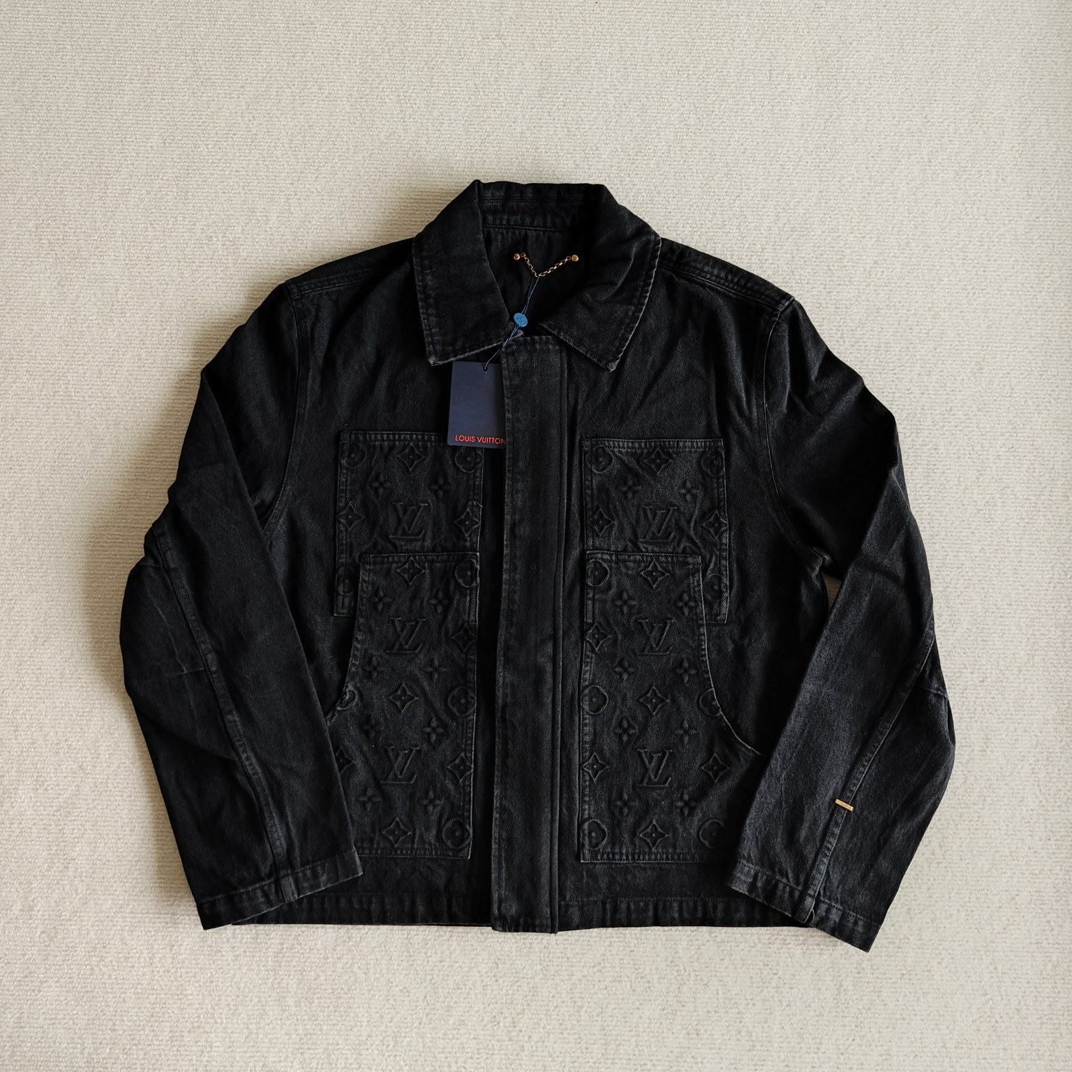 Esta chaqueta vaquera lavada tiene un silueta de estilo utilitario simple, con el motivo Monogram estampado en los bols…
