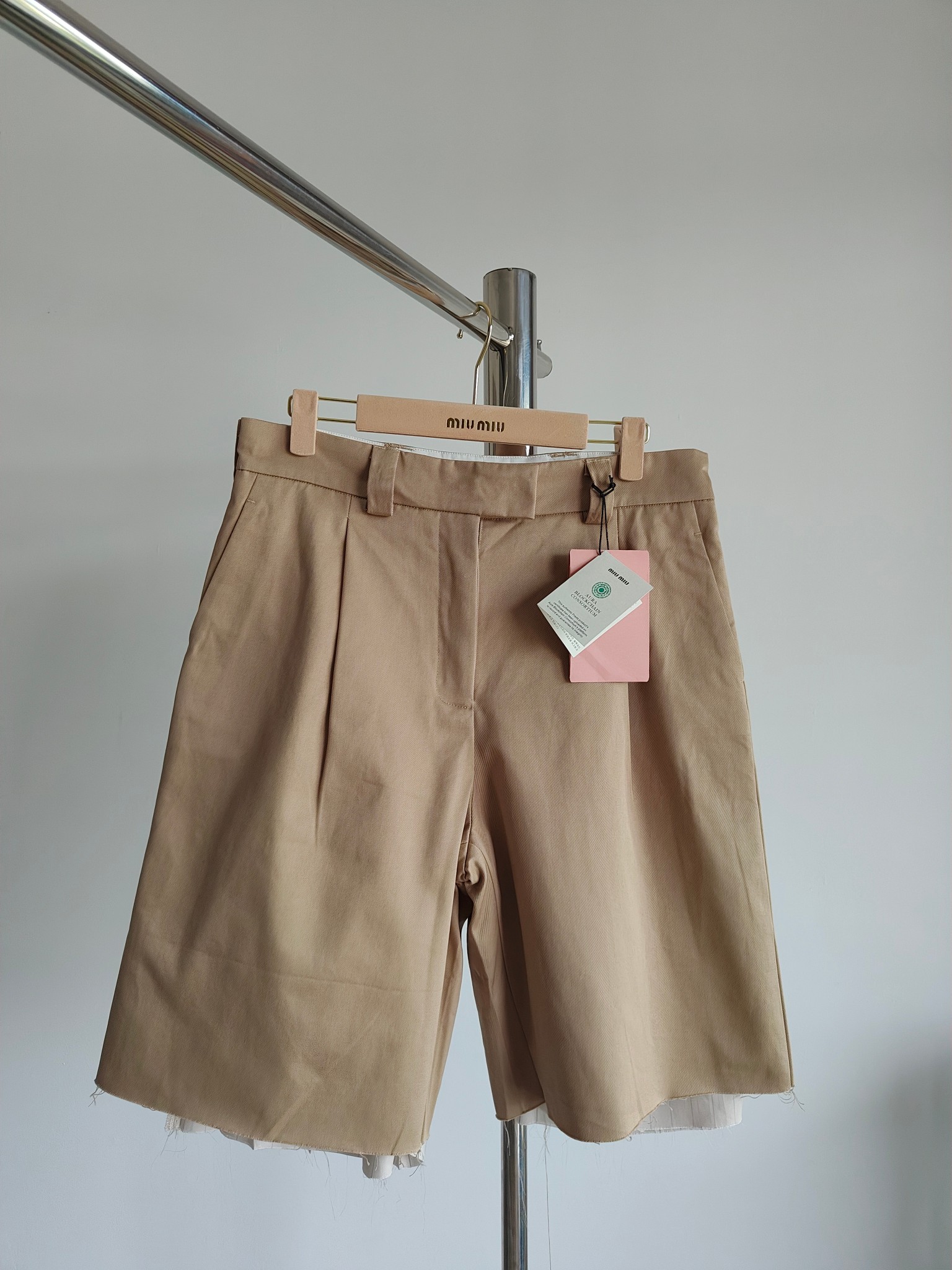 Estos shorts de sarga de Miu presentan líneas simples, adornados con un llamativo logo de MIU bordado, añadie…