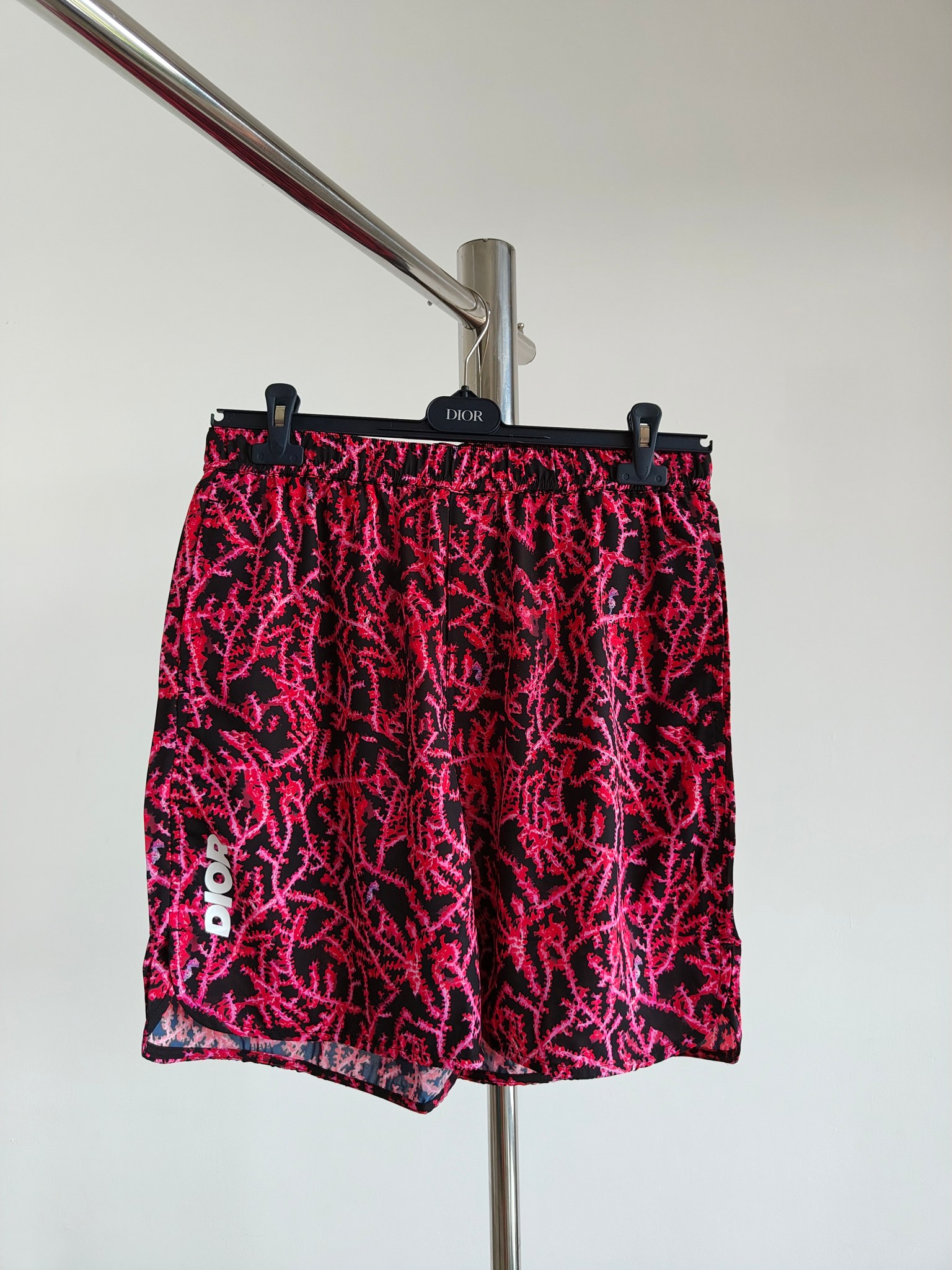 Estos pantalones cortos, que forman parte de la exclusiva colección Beachwear 2024, presentan un estampado coral que re…