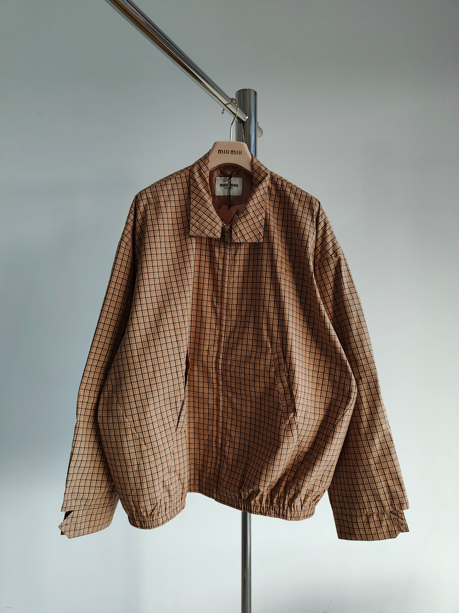 🆕Nueva chaqueta con cremallera de cuello alto y cuadros de contraste miumi* 24fw de principios de otoño. Diferente de …