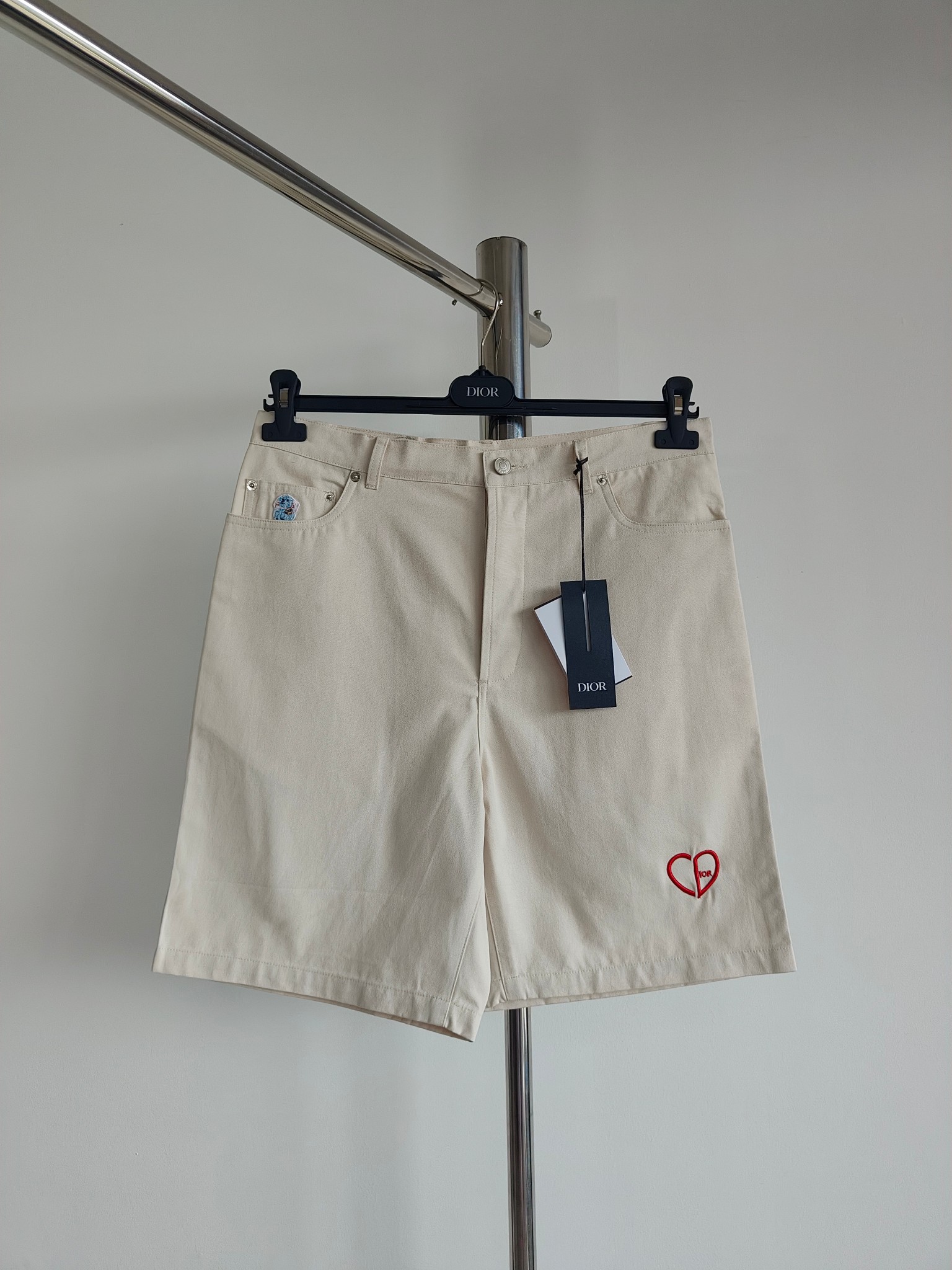 Los pantalones cortos de DR son un nuevo producto de la serie de ropa masculina de otoño de 2024. Están decor…