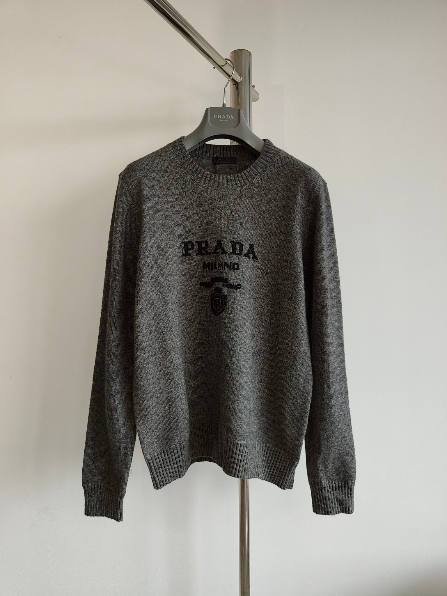 El suéter de cuello redondo de lana y cachemira de Pra presenta un logotipo de Prada en intarsia. Los ribetes de punto …