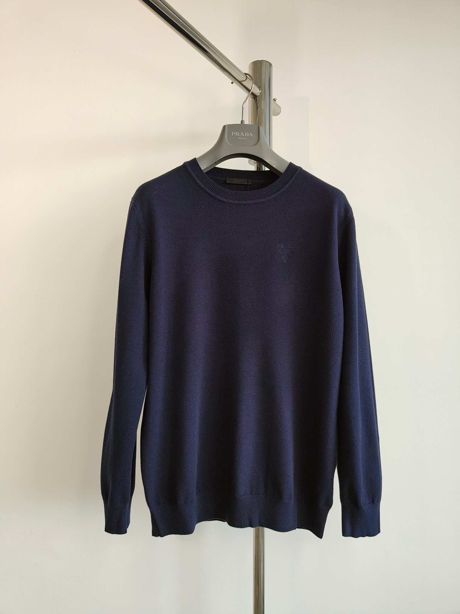 Jersey con cuello redondo y cuello Prada. El escote adopta un diseño de cuello redondo y se combina con un logotipo bor…