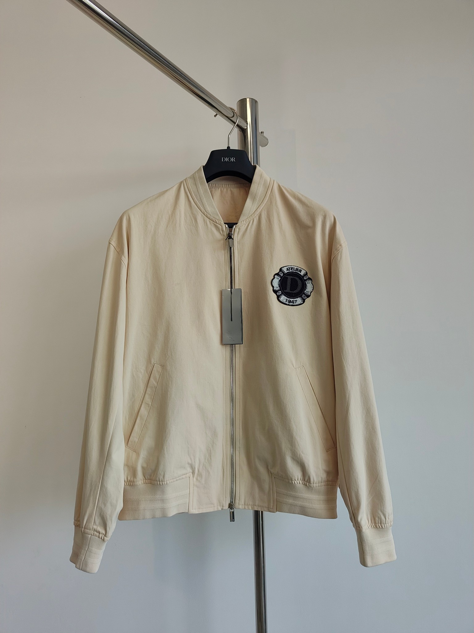 Di*r 2024 SS nueva chaqueta de manga larga de primavera y verano. Adornado con parche en forma de D en forma de flor en…