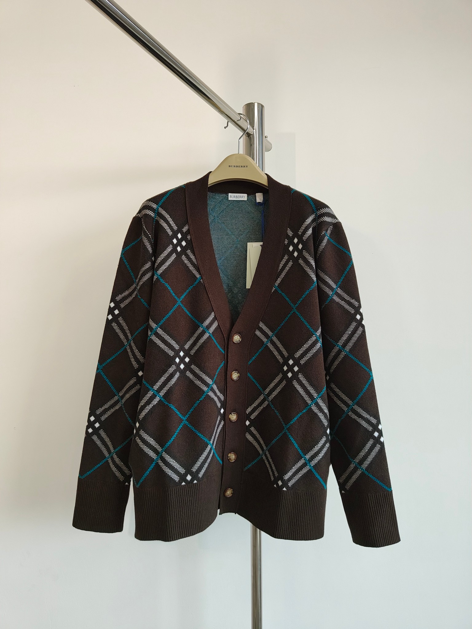 Cárdigan de mezcla de lana y mohair BUR con cuadros escoceses. Confeccionado en una ligera mezcla de lana y mohair, dec…