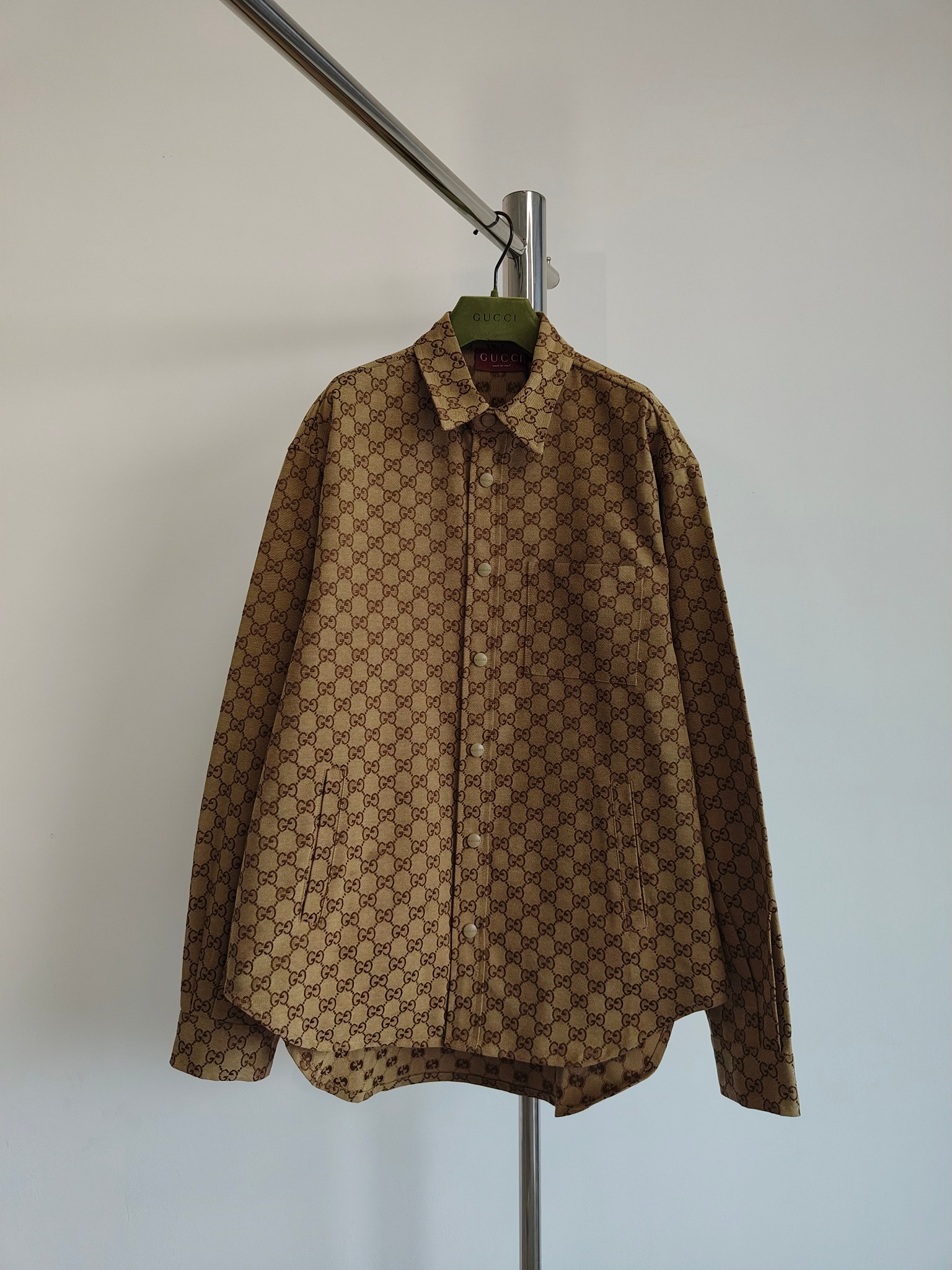 Camisa de lona GG. Tonos tierra junto con beige suave y tonos vibrantes se fusionan para dar la bienvenida a la nueva t…