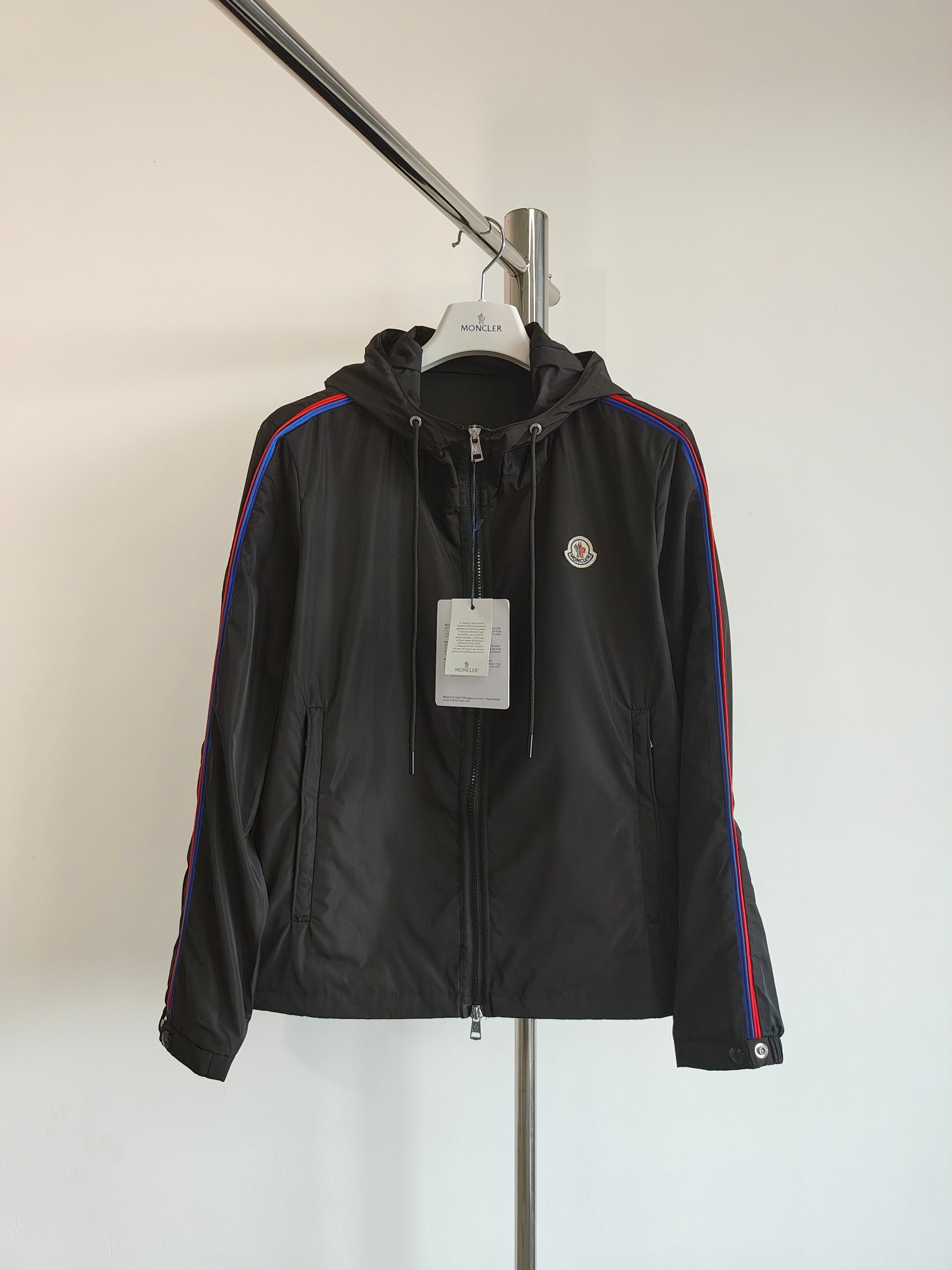 Chaqueta de hombre MON Kona. La chaqueta cortavientos Kona se puede usar sola cuando el clima es templado, y se puede s…