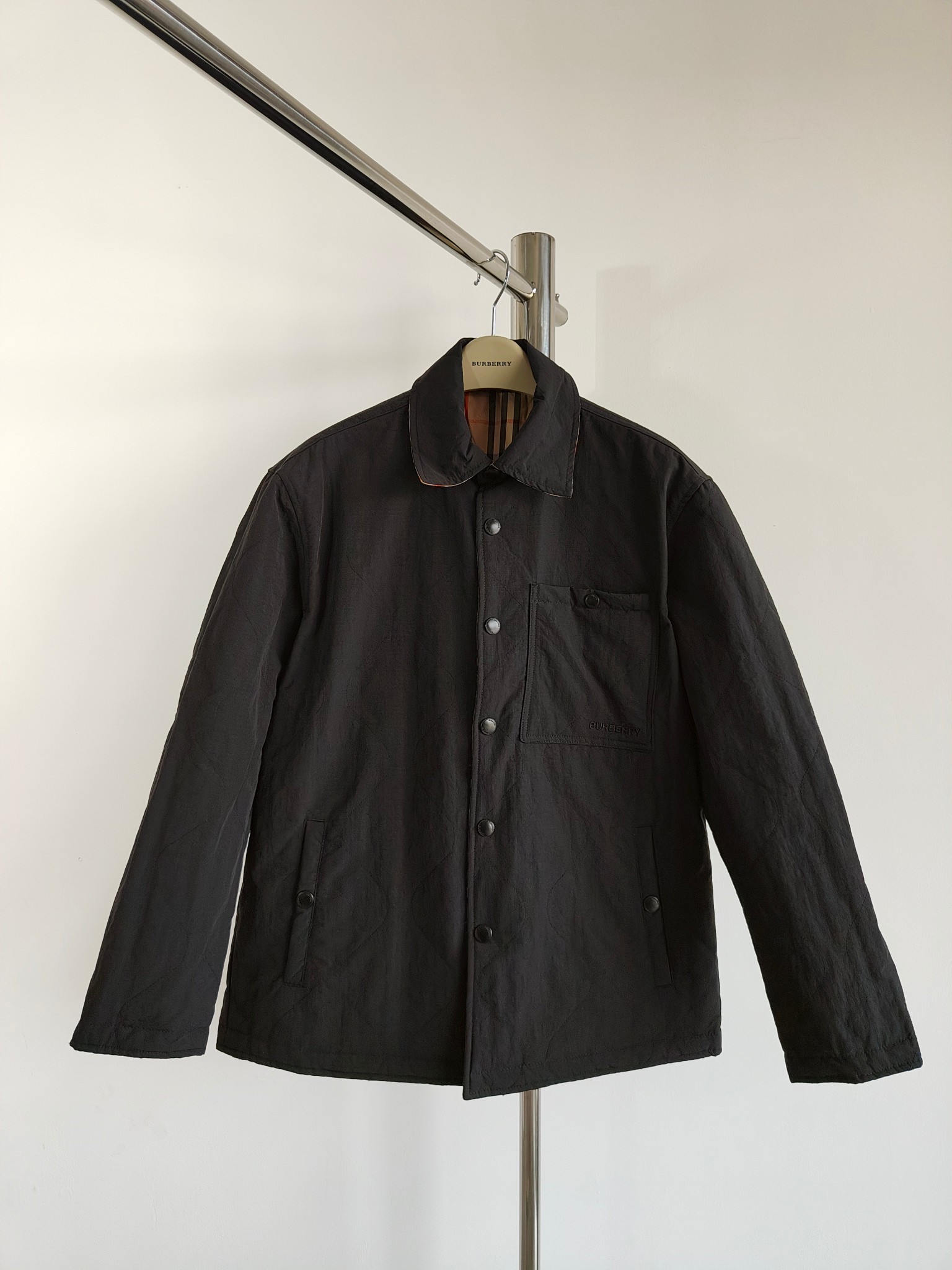 Camisa tipo chaqueta acolchada reversible de Burberry para otoño-invierno 22, con control de temperatura y estampado Vi…