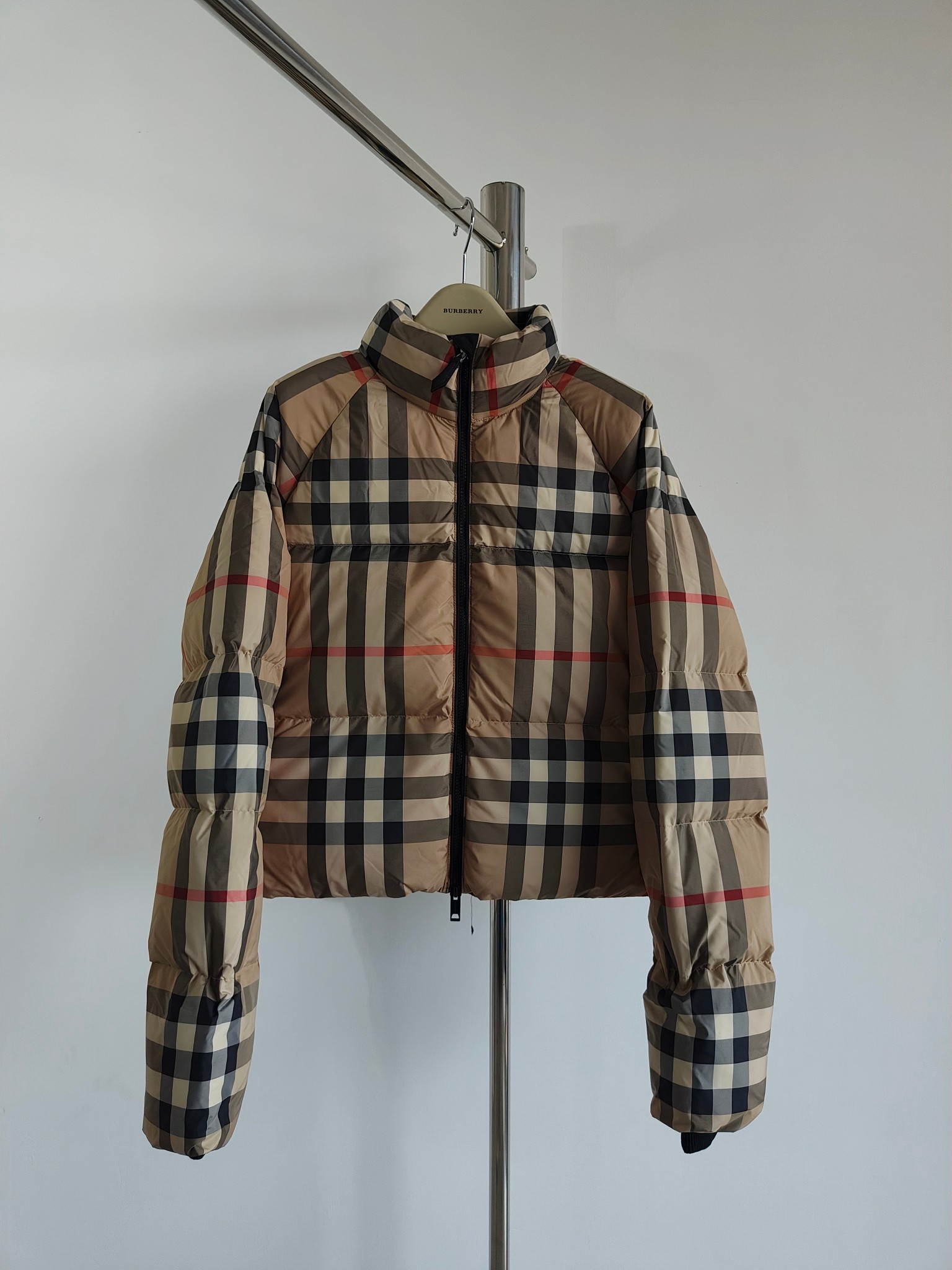 Chaqueta de plumas corta de Burberry para mujer con estampado de cuadros. Chaqueta corta de plumas con estampado de cua…