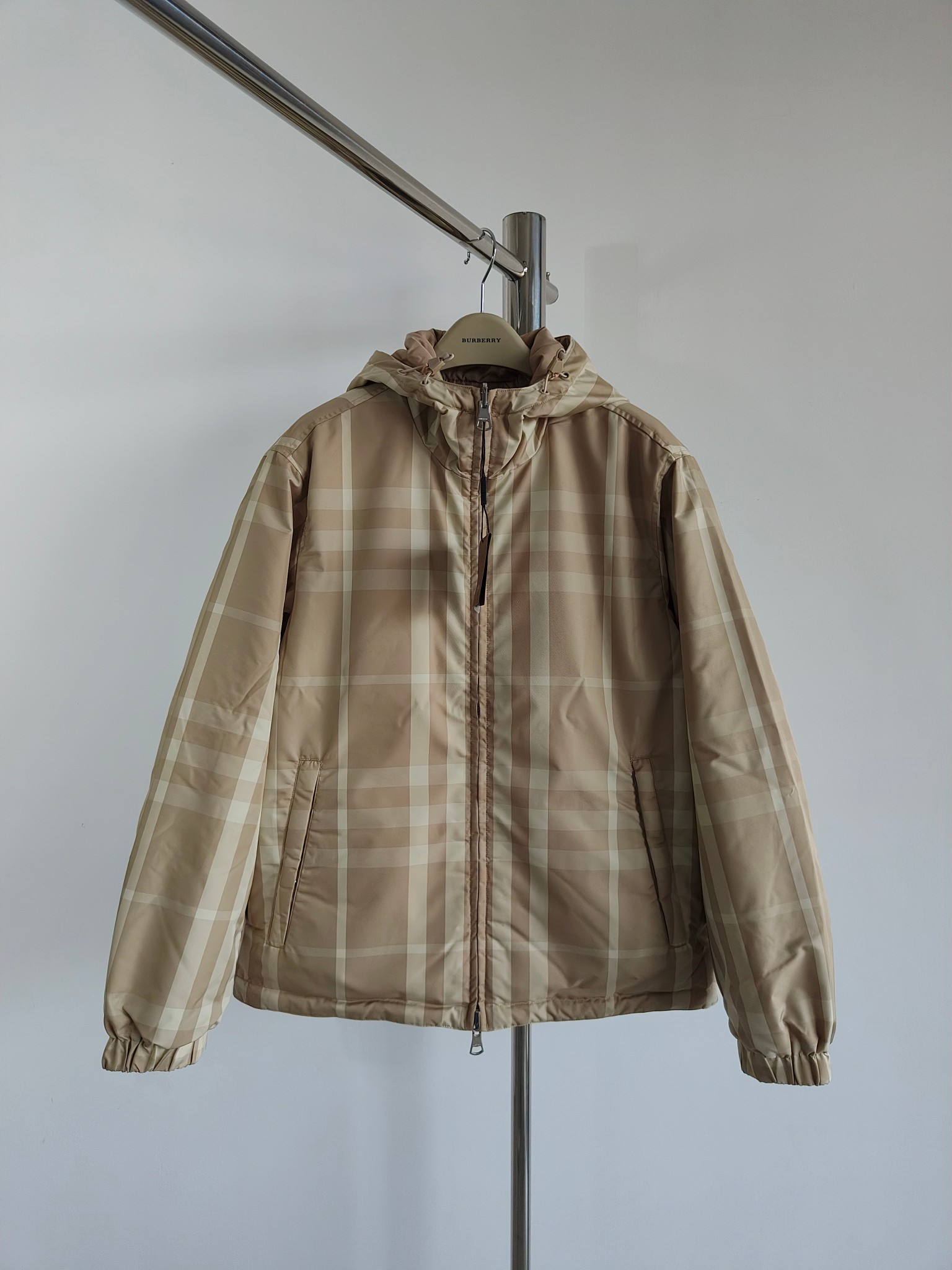 Bur*erry 2023 FW Otoño/Invierno nueva chaqueta acolchada de manga larga con estampado de doble cara, diseño de capucha …