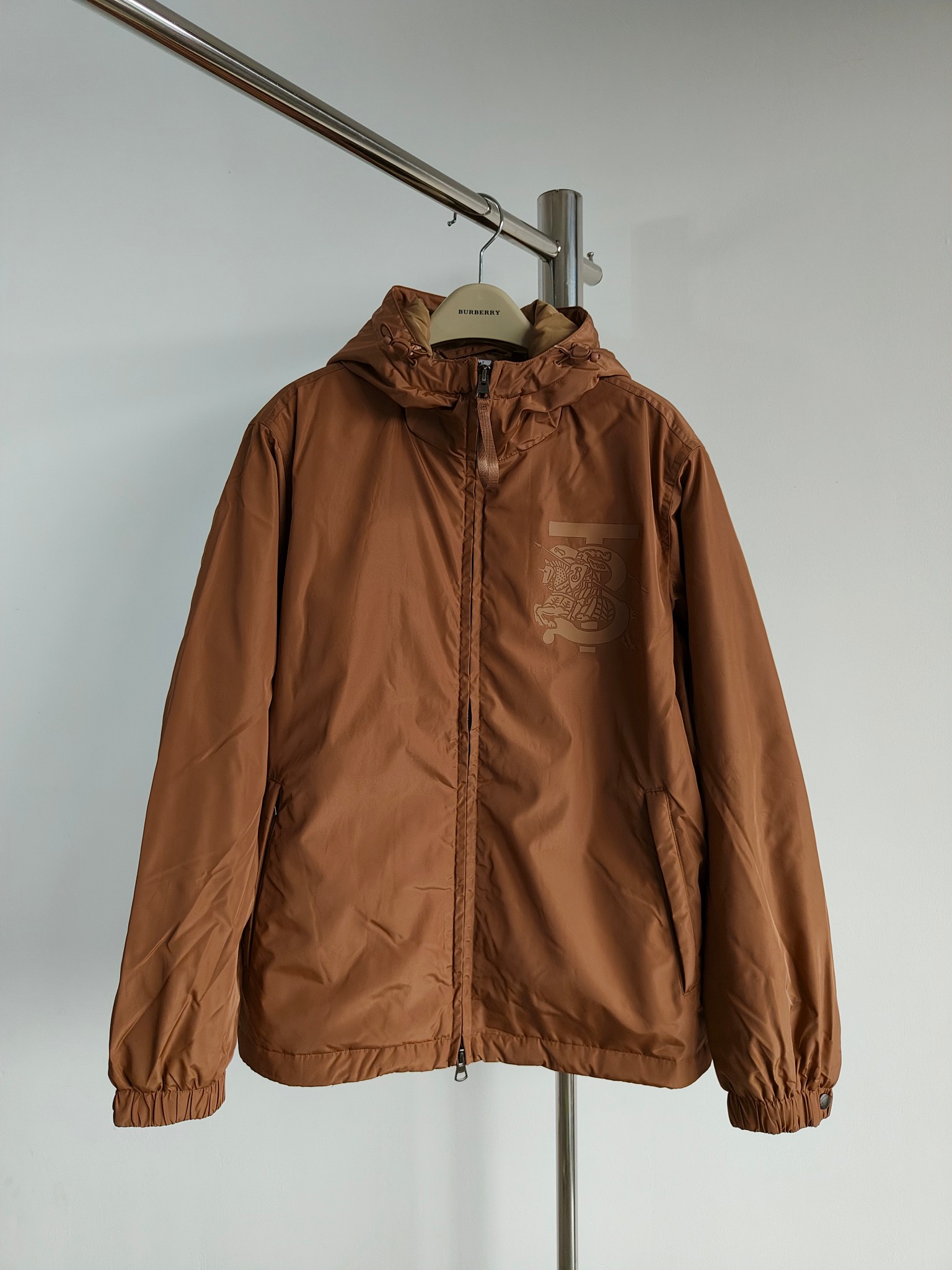 BURBERR* 2023 Otoño/Invierno nueva colección de hombre, chaqueta con capucha acolchada de tafetán con forma de caballer…