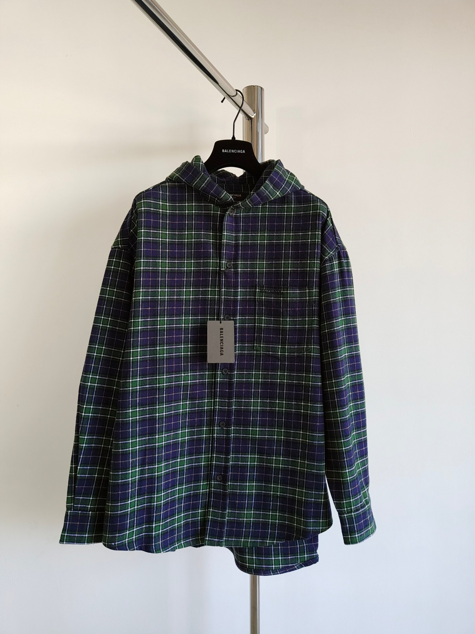 Camisa de franela a cuadros ligera de Balenciaga en azul marino y verde oscuro, de corte amplio. • Franela ligera a cua…