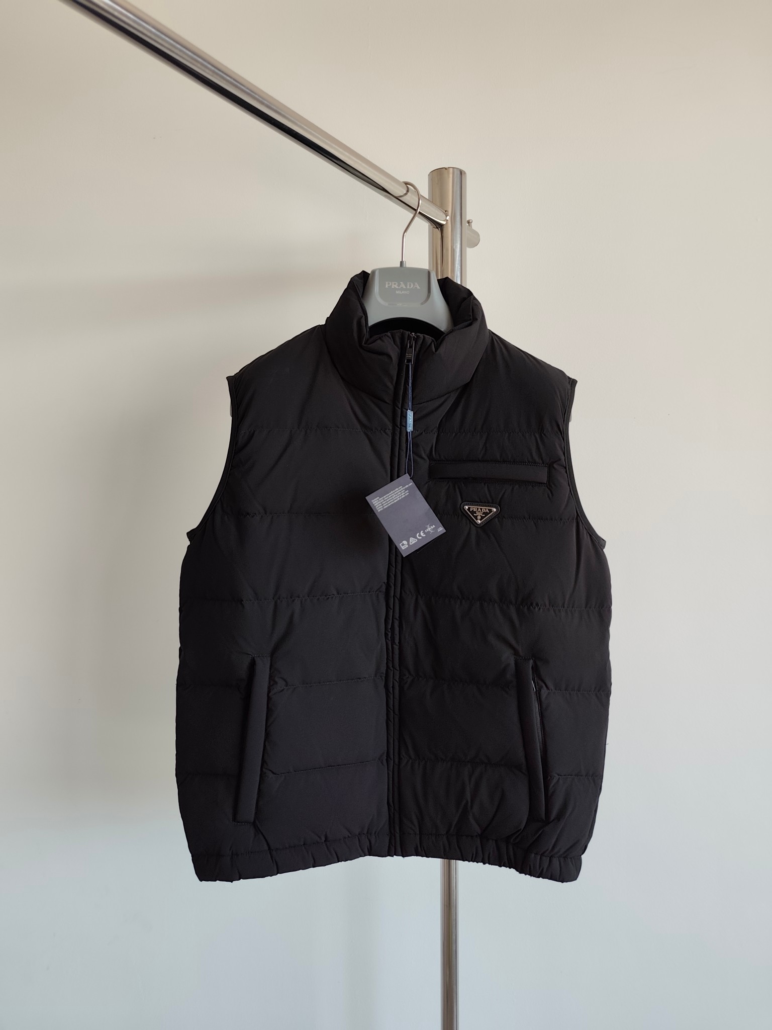 La chaqueta tipo chaleco acolchada de Re-Nylon de Pra tiene líneas limpias. El nailon regenerado Re-Nylon se purifica a…