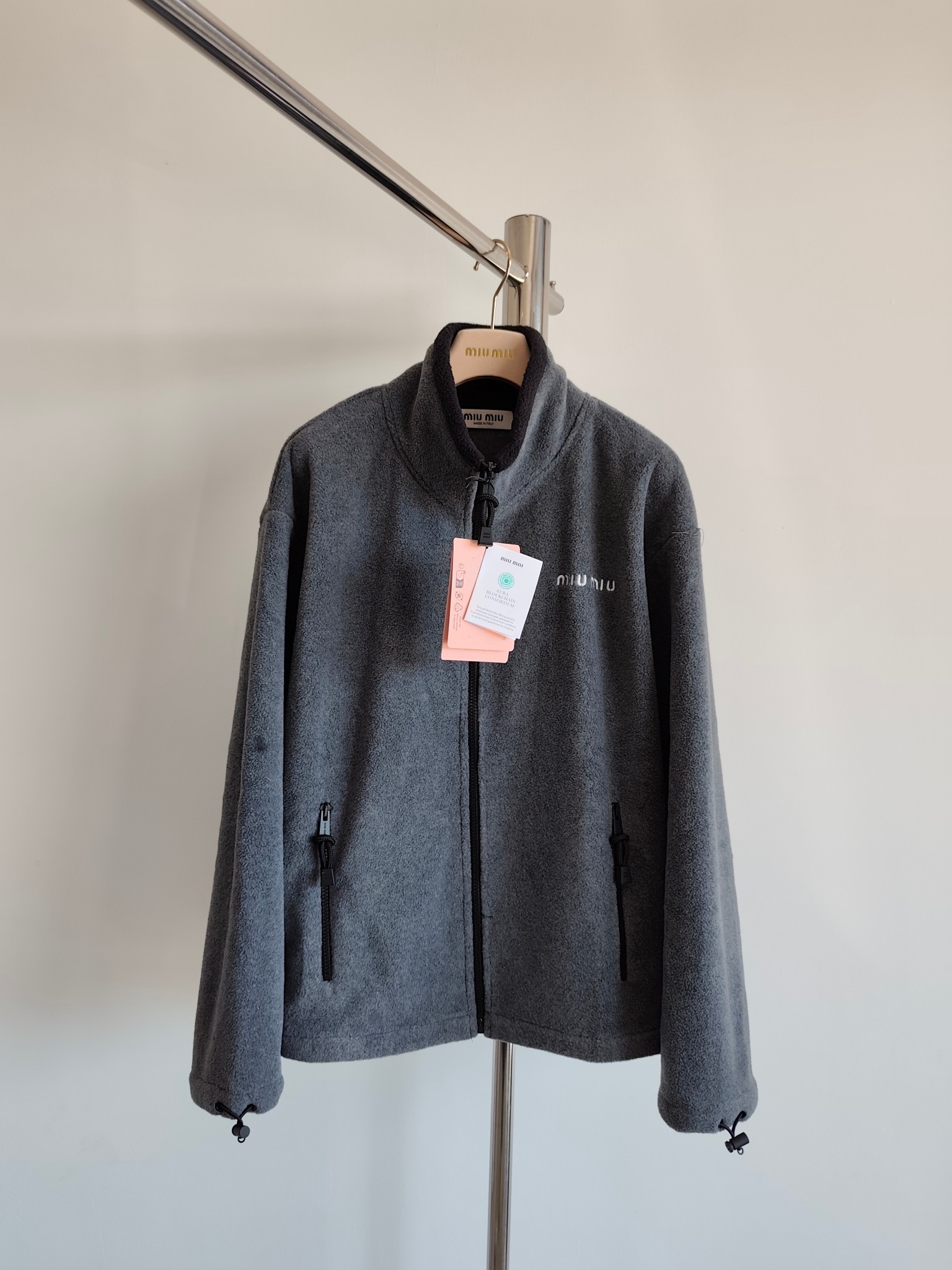 Esta sudadera de forro polar dinámica de Miu presenta una proporción oversize y un logo bordado en contraste …