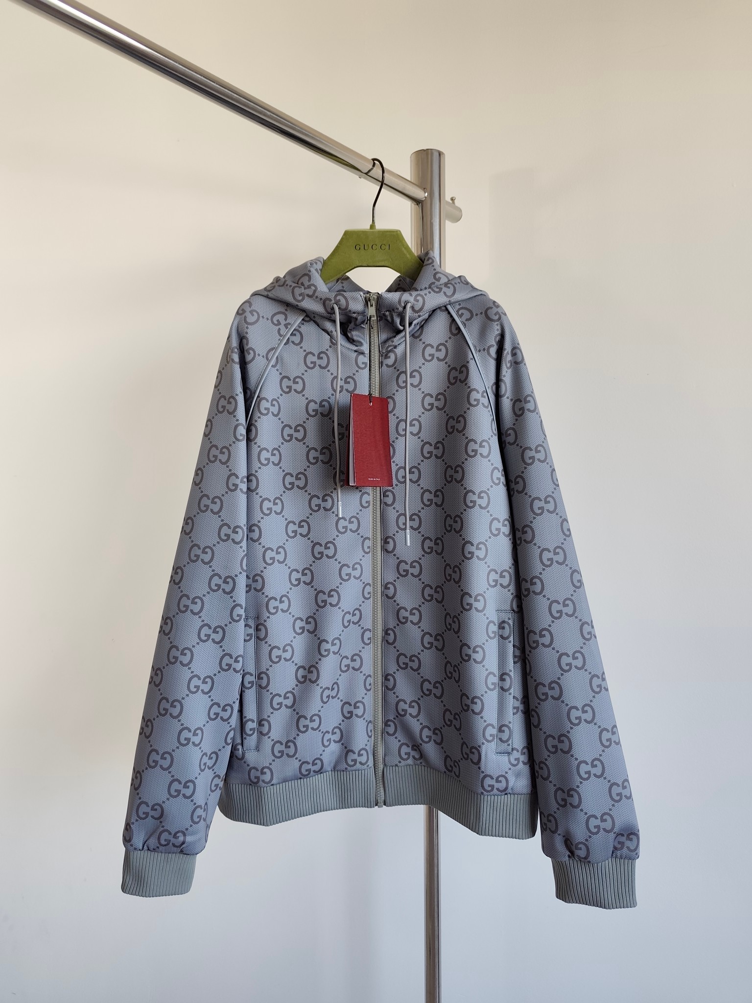 La colección Pre-Fall 2024 de GUC reinterpreta el diseño de cintas, creando detalles distintivos con estructuras especi…