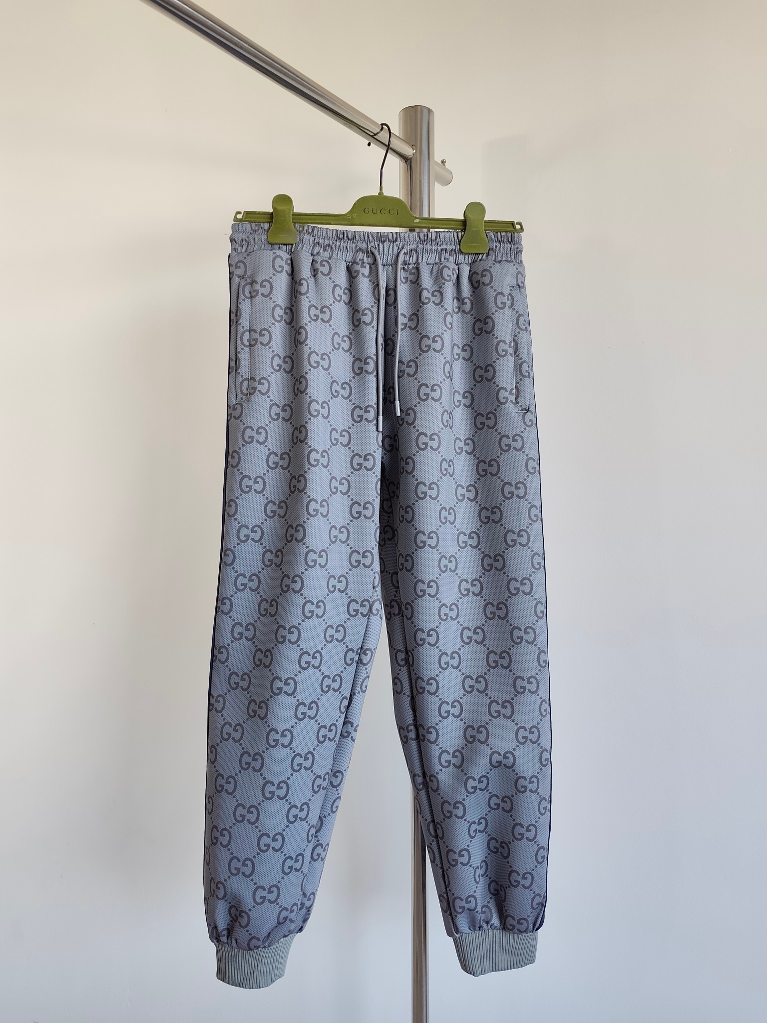 La colección Pre-Fall 2024 de GUC reinterpreta el diseño de cintas, creando detalles distintivos con estructuras especi…