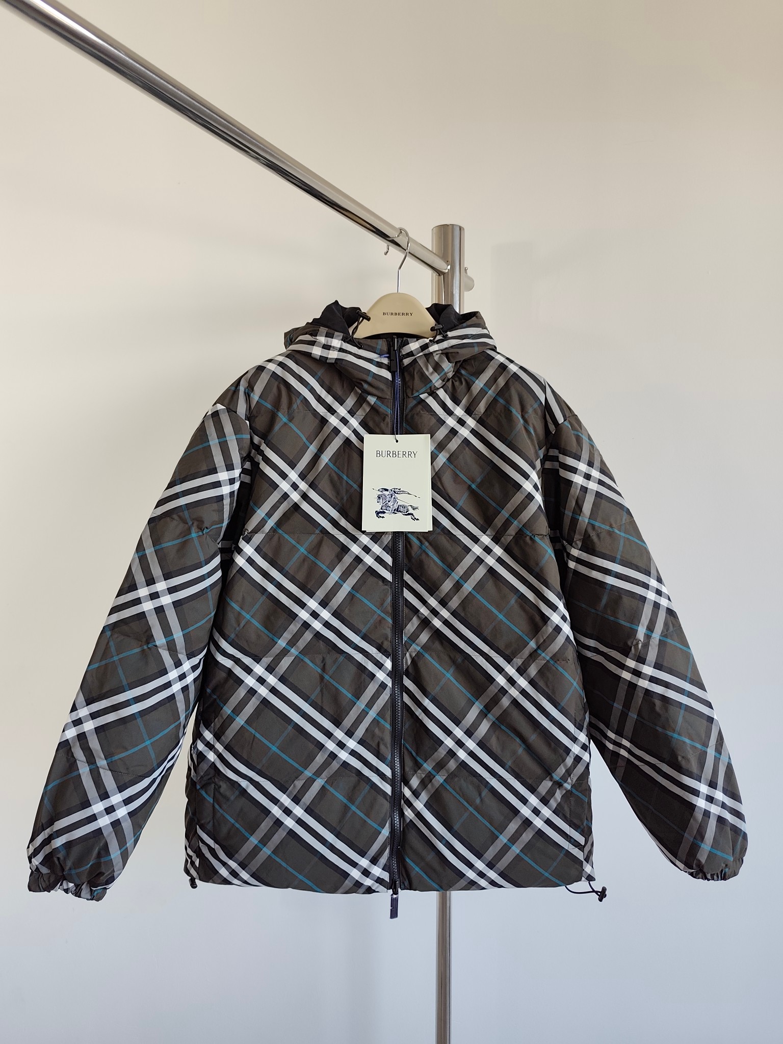 Chaqueta de plumas de sarga de BUR con capucha ajustable y corte casual. Estilo reversible de dos caras: una cara decor…