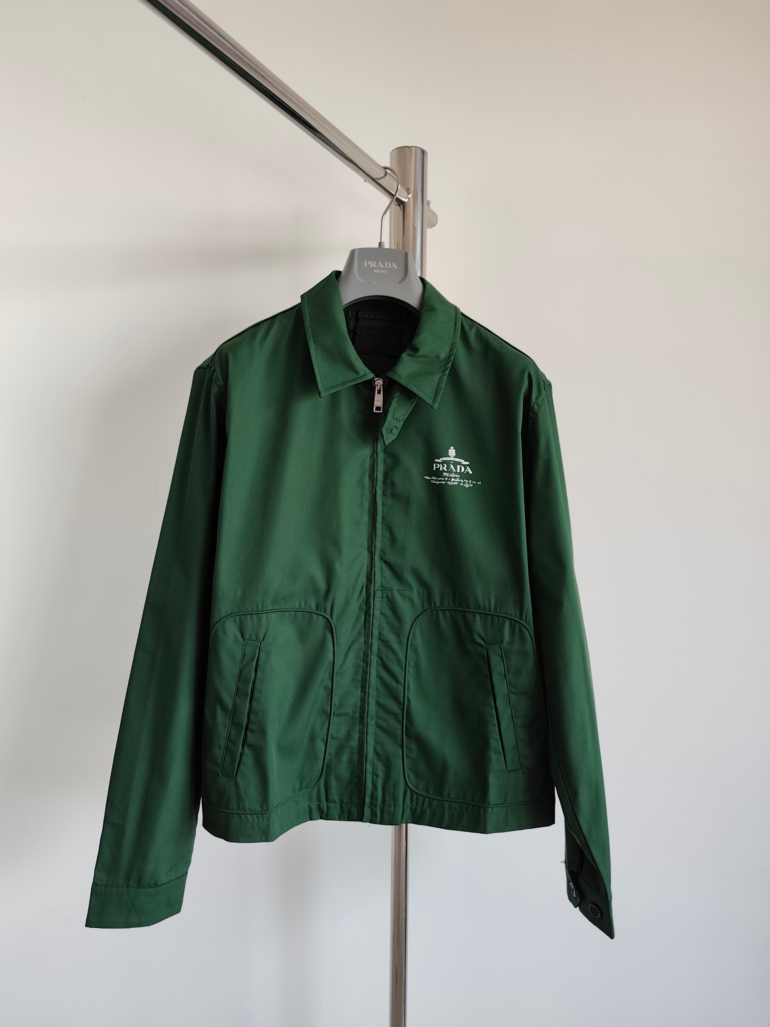 La chaqueta bomber de mezcla de algodón de Pr tiene un corte cuadrado y añade detalles limpios a una silueta moderna. L…