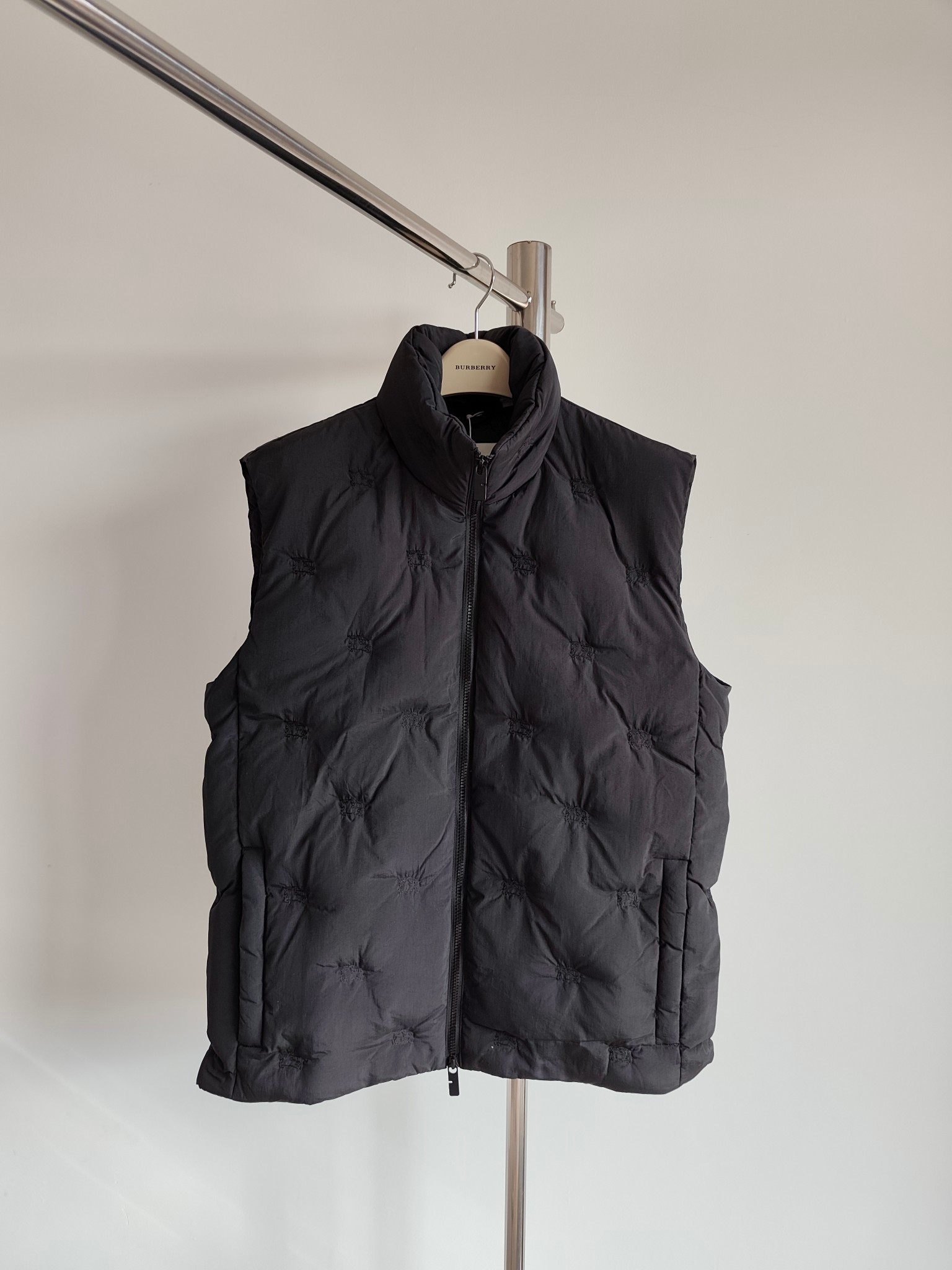 Chaleco de nailon con plumas de bur 2024 FW, nueva temporada de otoño-invierno. Cuello alto con capucha portátil en el …