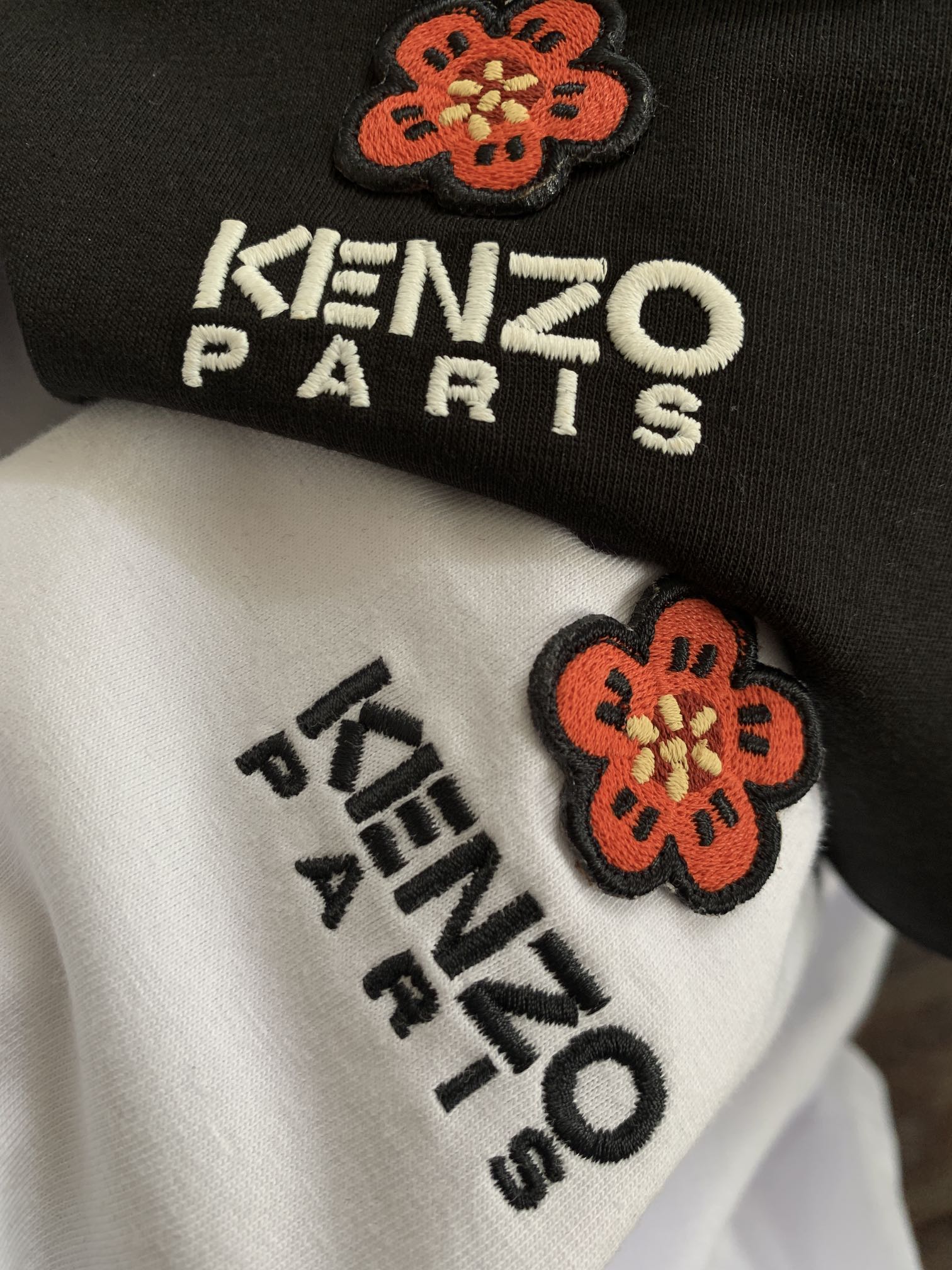 潮流品牌KENZO出自时尚教父高田贤三，结合了东方文化的沉稳意境、拉丁民族的热情活泼，取自大自然的图案作为自身的DNA，创造出活泼明亮、优雅独特的作品。易烊千玺同款kenzo/送你一朵海棠花，24新款BOKE海棠花经典刺绣徽标短袖T恤，官网同步在售，超多明星上身引爆，当红炸子鸡的单品，日常宽松的休闲版型，直筒中性剪裁，整体简约干净，胸口是设计师NIGO从2月绽放的Boke (日本海棠花) 中汲取灵感，一朵刺绣的海棠花朵栩栩如生的绽放，下面是KENZO重塑后的字母logo，整个徽标寓意