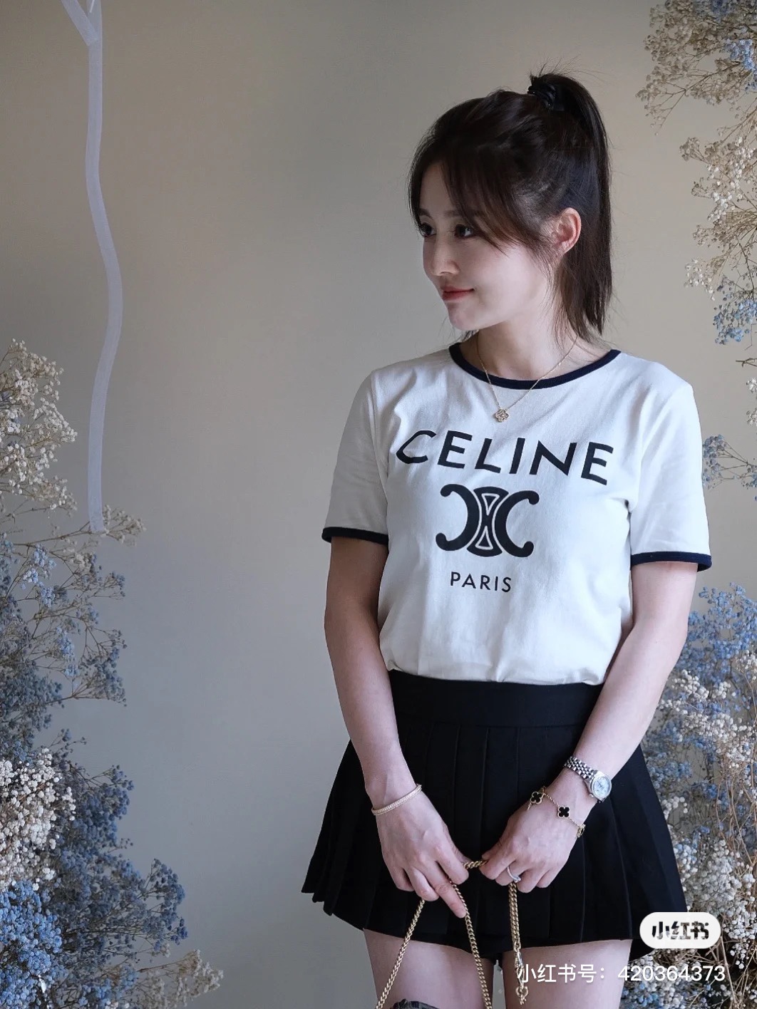  法国时尚品牌Celine，在潮流变迁中历久弥新，创立人薇琵娜女士把Celine从包袋到服饰，都在时尚圈占据了一席之地。Celine在不断的探索中前进，设计出很多的经典图案让人铭记于心，24新款女士T恤上的Chain Blason (双C锁链图案)便是其中之一，秦岚最新上身，简约合身的版型，领口和袖口带着镶边配色，唯美的复古感油然而生，整体效果还十分俏皮减龄，果然薇琵娜的Celine更懂女人，胸口标志性CINE大字母非常显眼，下面便是凯旋门的双C锁链图案，搭配