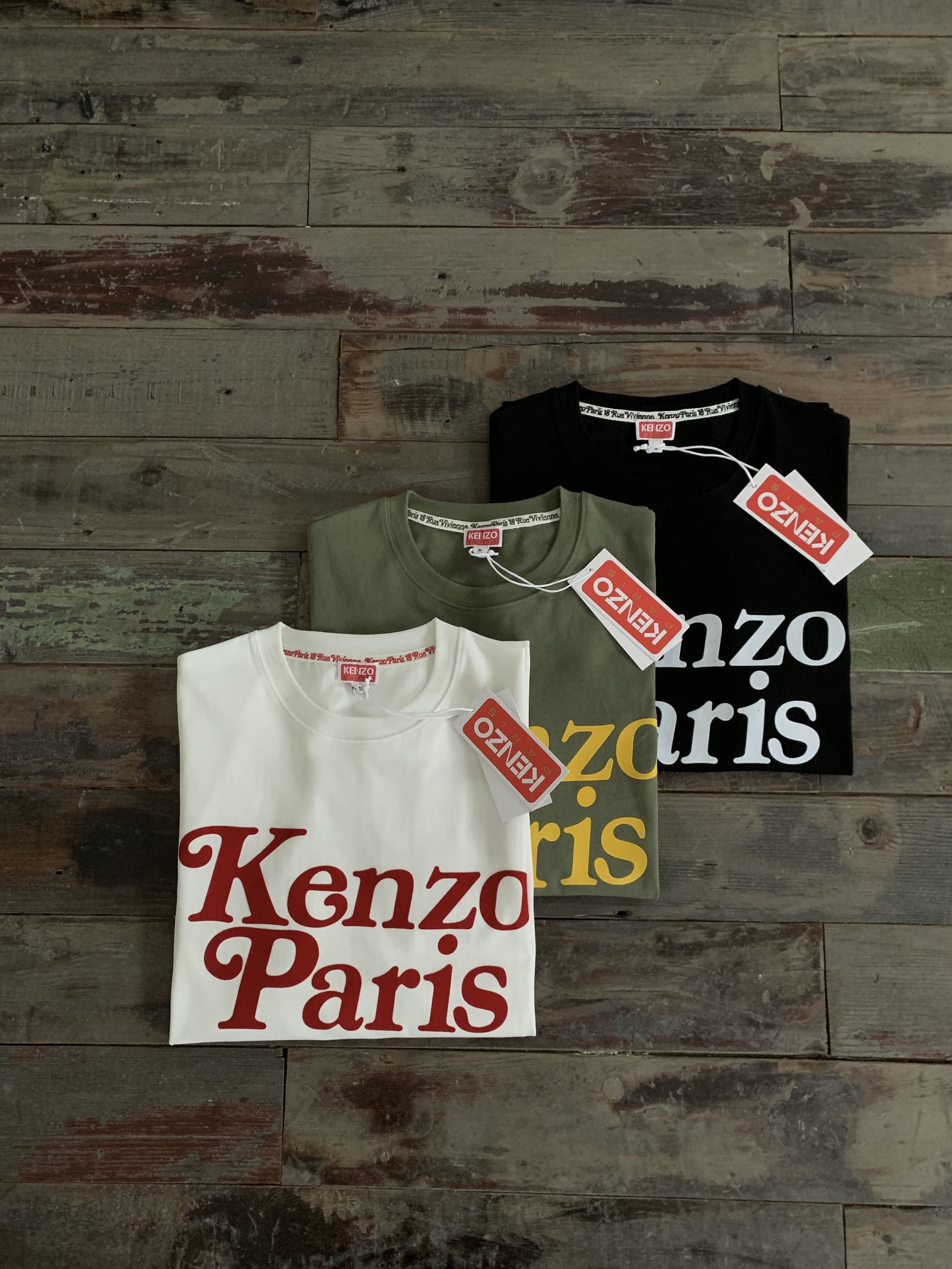 ❤️ KENZO X VERDY‘COLORS’系列重磅呈现 ，秉持东西方文化碰撞理念的Kenzo艺术总监Nigo邀请VERDY为新系列的设计注入新奇创意灵感。\n\n2024夏季新品趣味字体植绒印花短袖T恤，廓形剪裁造就的宽松版型，非常适合高街潮流的搭配腔调，整体的图案由Nigo和Verdy联合设计，注入了青春活力的元素，胸前Kenzo Paris基础品牌字母，后背是大号的简称KP，都是带着趣味性的字体，采用了植绒印花技术，散发着高级质感和奢华时尚气息，领口内里全包边处理，包边上有kenzo 