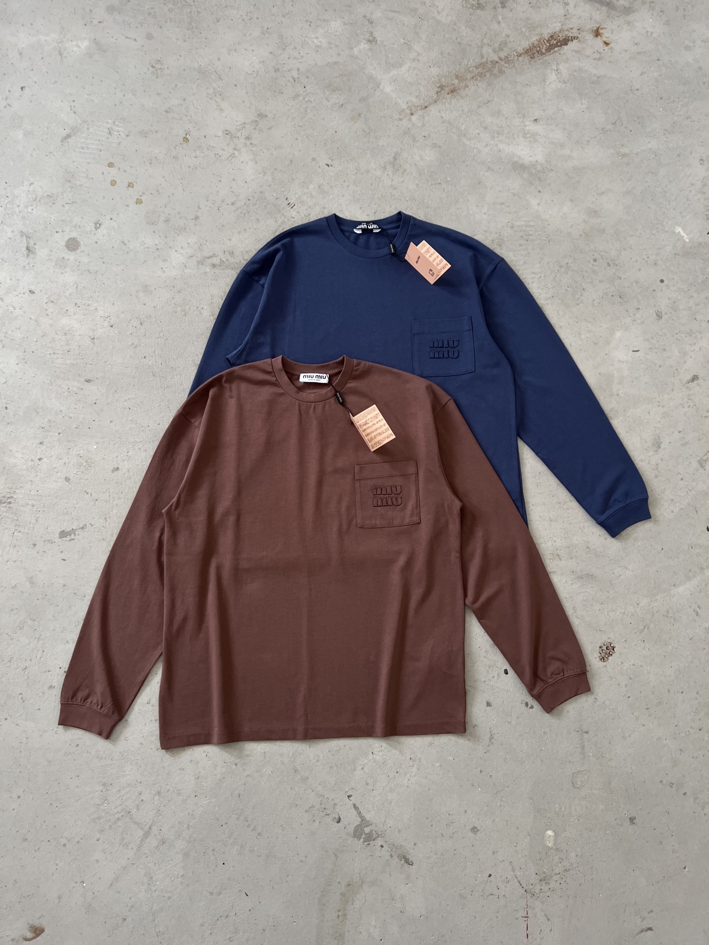 NO:450499,MIUMI* 2025 new summer style, old small watch bag patch embroidered letter logo long-sleeved T-shirt, loose and casual style, simple and clean, with heavy solid color, two colors smlxl,,miumiu,tees,t-shirt,alexander wang19860909MIUMI* 2025 夏季新款 做旧小表袋贴布刺绣字母logo长袖T恤 宽松休闲的版型 设计简约干净 配合浓重的纯色 两色smlxl,,miumiu,tees，t-shirt,alexander wang,Women's clothing