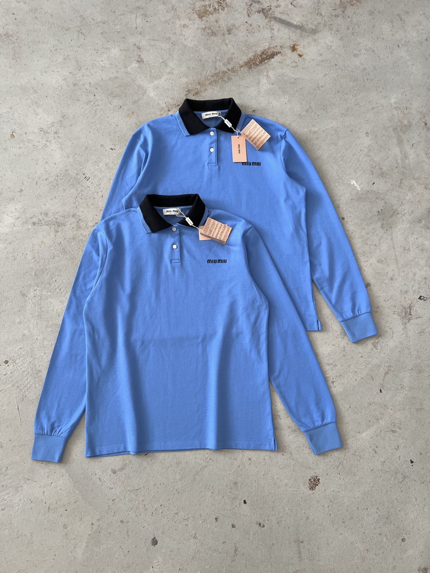 NO:450530,MiuMiu 2025 summer new style contrasting double-layer collar embroidered letters logo long-sleeved Polo shirt loose and casual tailor tough and handsome look Polo shirt classic pearl mesh fabric double-layer fake two-piece overlapping lapel smlxl, miumiu, alexander wang19860909MiuMiu 2025 夏季新款 撞色双层领刺绣字母徽标长袖Polo衫 宽松休闲的剪裁 硬朗帅气的造型 Polo衫经典的珠地网眼面料 双层假两件的重叠翻领 smlxl,,miumiu,alexander wang,Women's clothing