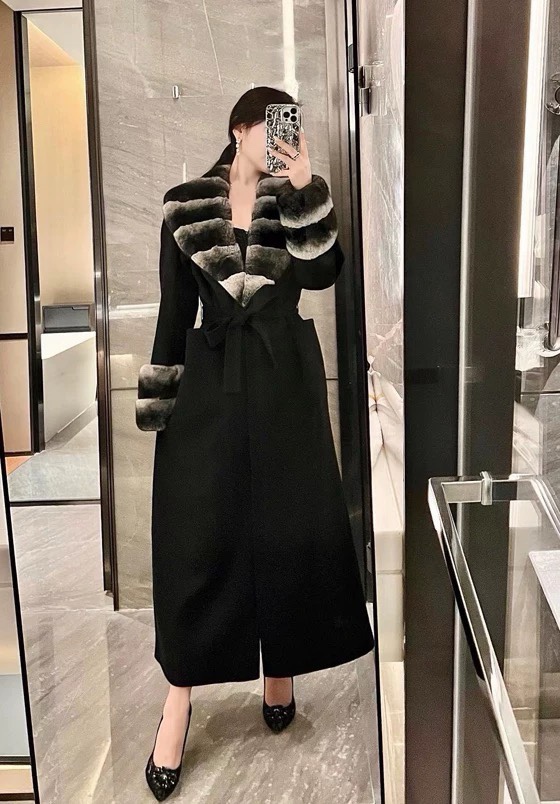 “High-quality Women’s Outfits with Dustproof Bags and Cozy Rabbit Hair Coats”