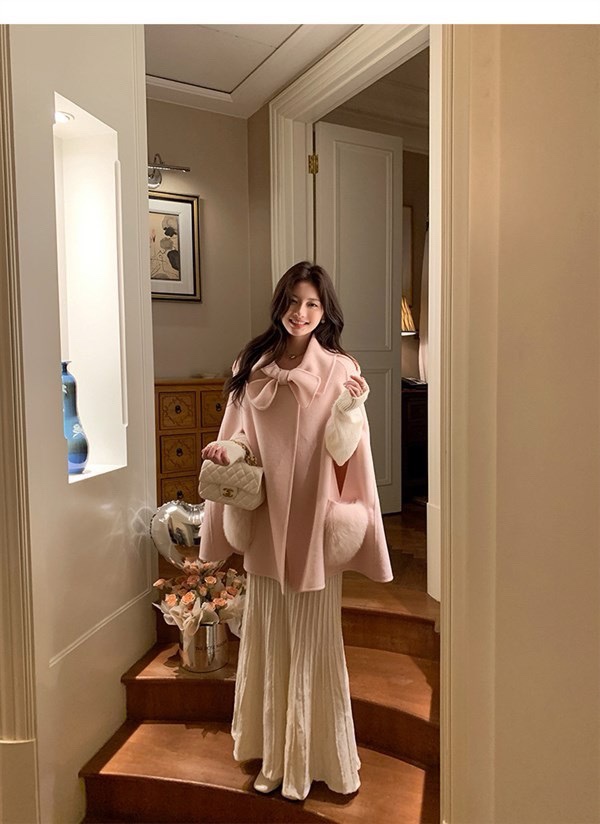 Luxurious Women’s Outfits: Miu-Explosive Double Wool and Fox Fur Coats for Year-End Elegance
