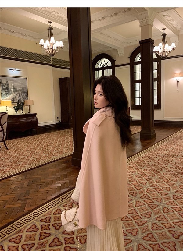 Luxurious Women’s Outfits: Miu-Explosive Double Wool and Fox Fur Coats for Year-End Elegance - 图片 2