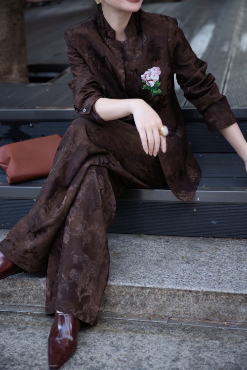 Elegant Women's Floral Brocade Suit Set - Classic Oriental Style 1 Elegant Women's Floral Brocade Suit Set - Classic Oriental Style