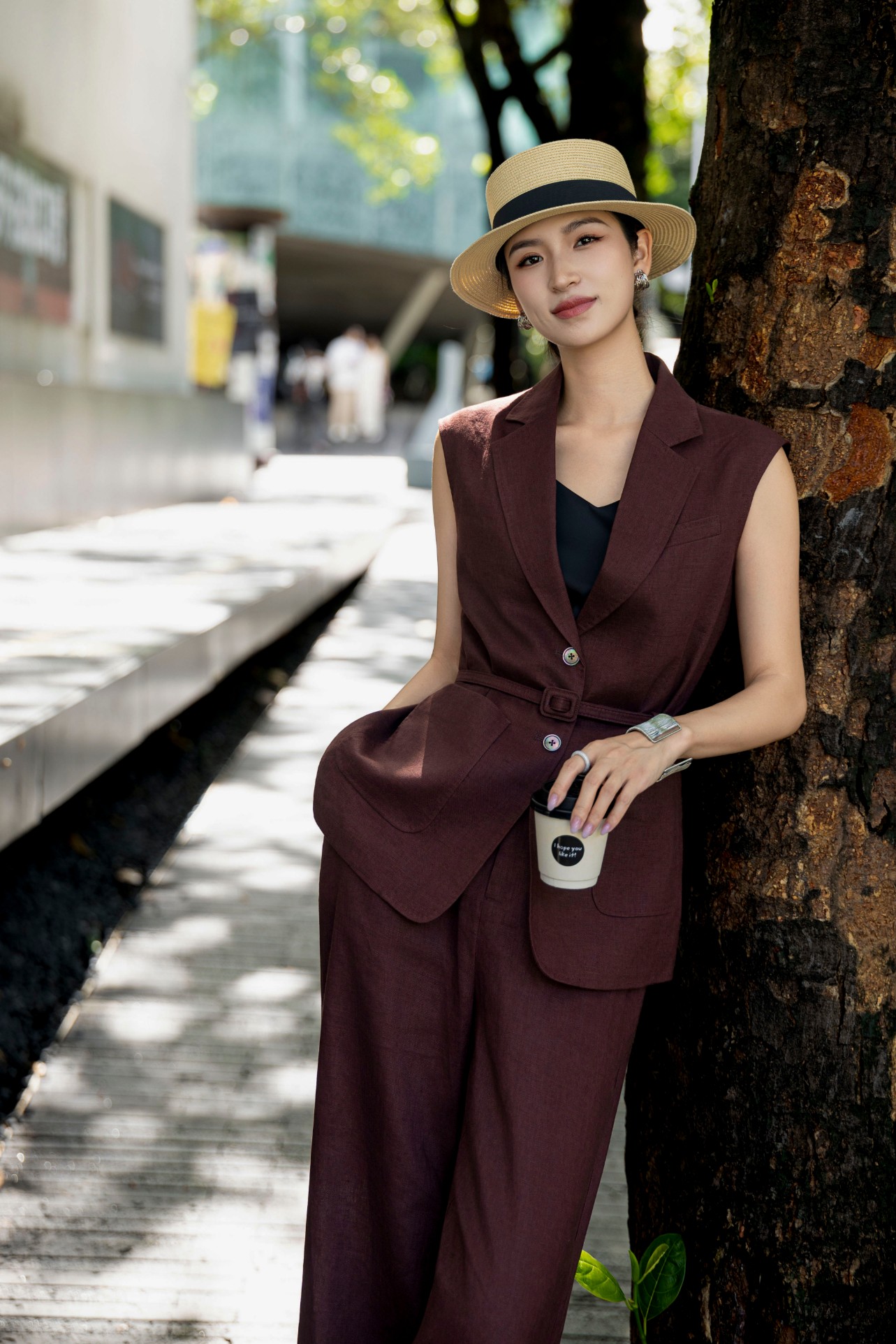 “Women’s High-Quality Linen Suit with CD: Eco-Friendly, Soft, and Breathable for Healthy Dressing Experience”