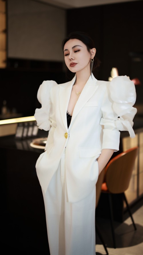 Elegant Women's White Suit Set with Handmade Flower Detail - Sophisticated Style 1 Elegant Women's White Suit Set with Handmade Flower Detail - Sophisticated Style