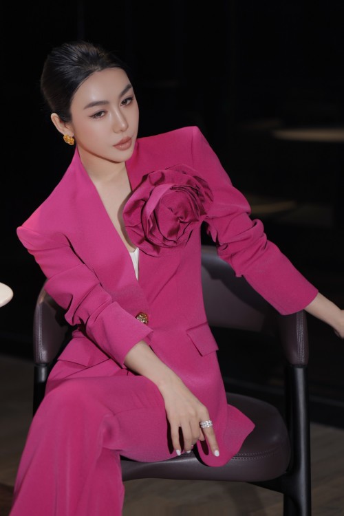 Elegant Women's Suit Set - Slim Fit Blazer with Detachable Flower Accent 1 Elegant Women's Suit Set - Slim Fit Blazer with Detachable Flower Accent