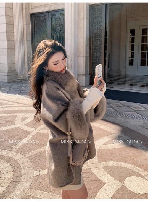 Elegant Double-Faced Wool Coat with Fur Trim - Stylish and Warm 8 Elegant Double-Faced Wool Coat with Fur Trim - Stylish and Warm