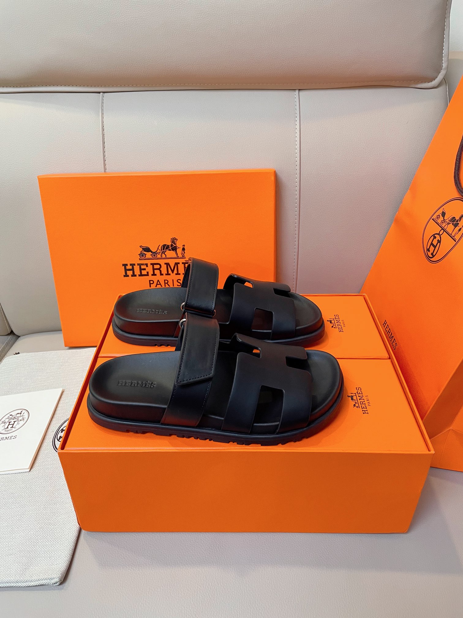 NO:388140,Only high-end, we are so persistent! (Printed water table, lizard pattern, electric embroidery, each) Herme* Paris Second uncle's shoes are lazy and casual, open and beautiful, simple is style, high-end and comfortable! Elegant outfits, highly recommended by the cabinet sister! A variety of top-level high-end materials, carefully selected all cowhide, cowhide and cowhide bags always follow the original details and craftsmanship style, focusing on and meticulously! Top Packaging Style Box in Box As always Focus on high-end! Size 35-45 counter consistent accessories packaging! ,slippers,hermes,hermes,slippers,cowhide19860909只有高端,我们如此执著！（印花水台、蜥蜴纹、电绣、各） Herme* Paris 爱马仕 二舅鞋 慵懒又随意in,大大方方美丽,简单就是风范,高级、舒适！ 高雅穿搭,柜姐强烈推荐！ 多种顶级高端材质,精挑细选水台全牛皮、牛皮、牛皮包裏一直遵循原版细节和工艺风格,专注精心！ Top 包装风格 盒中盒 一如既往 专注高端！ Size 35-45专柜一致配件包装！,拖鞋,hermes,hermes,slippers,cowhide,Women's Shoes