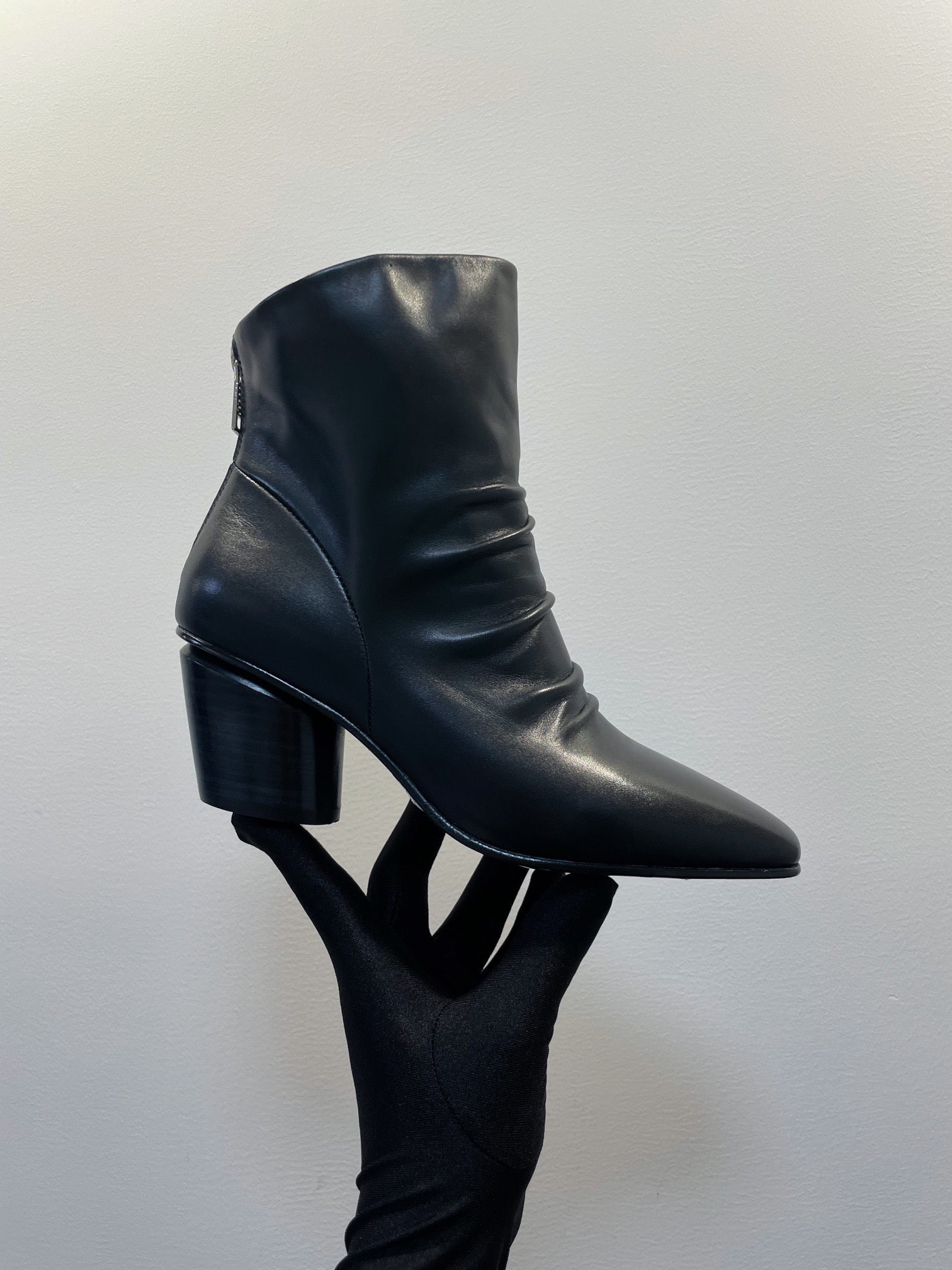 Top Handicraft Wrinkled Boots: Autumn-Winter Collection with Unique Design and Quality