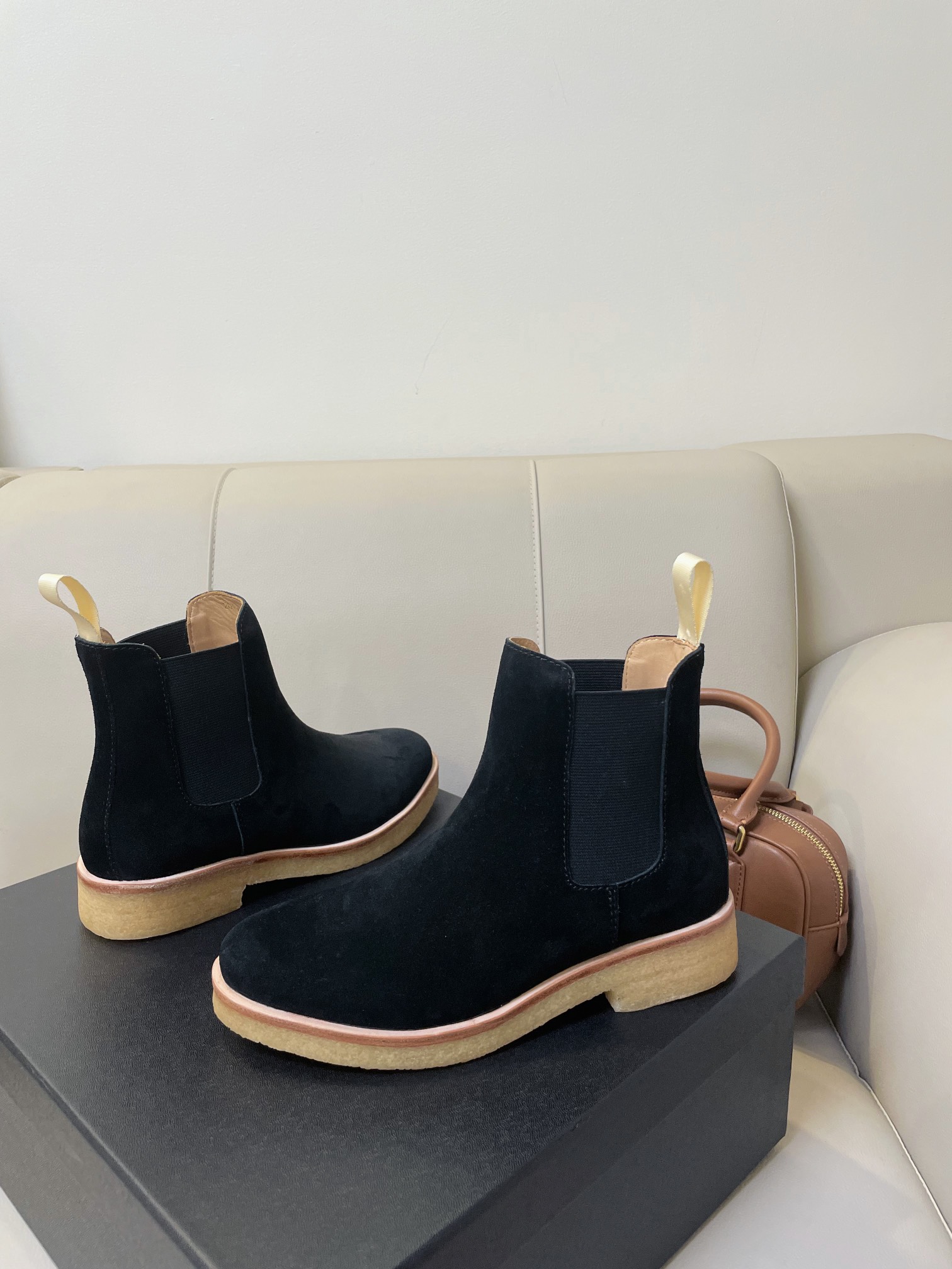 “714 Common Projects Celtic Boots: Stylish Platinum Footwear for All Sizes” - 图片 5
