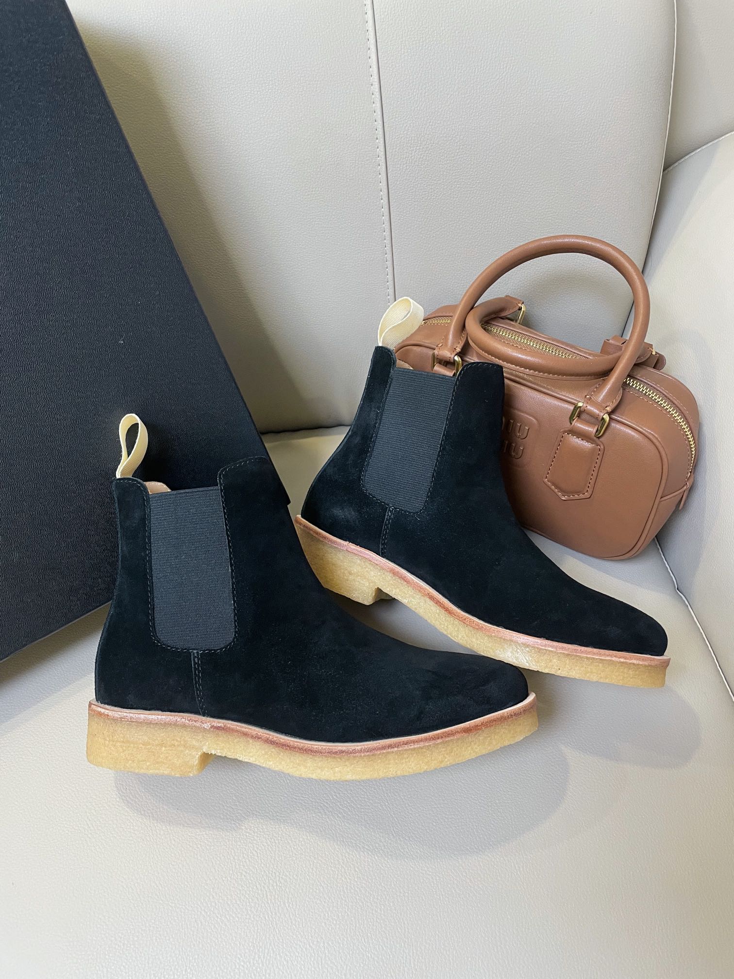 “714 Common Projects Celtic Boots: Stylish Platinum Footwear for All Sizes” - 图片 7