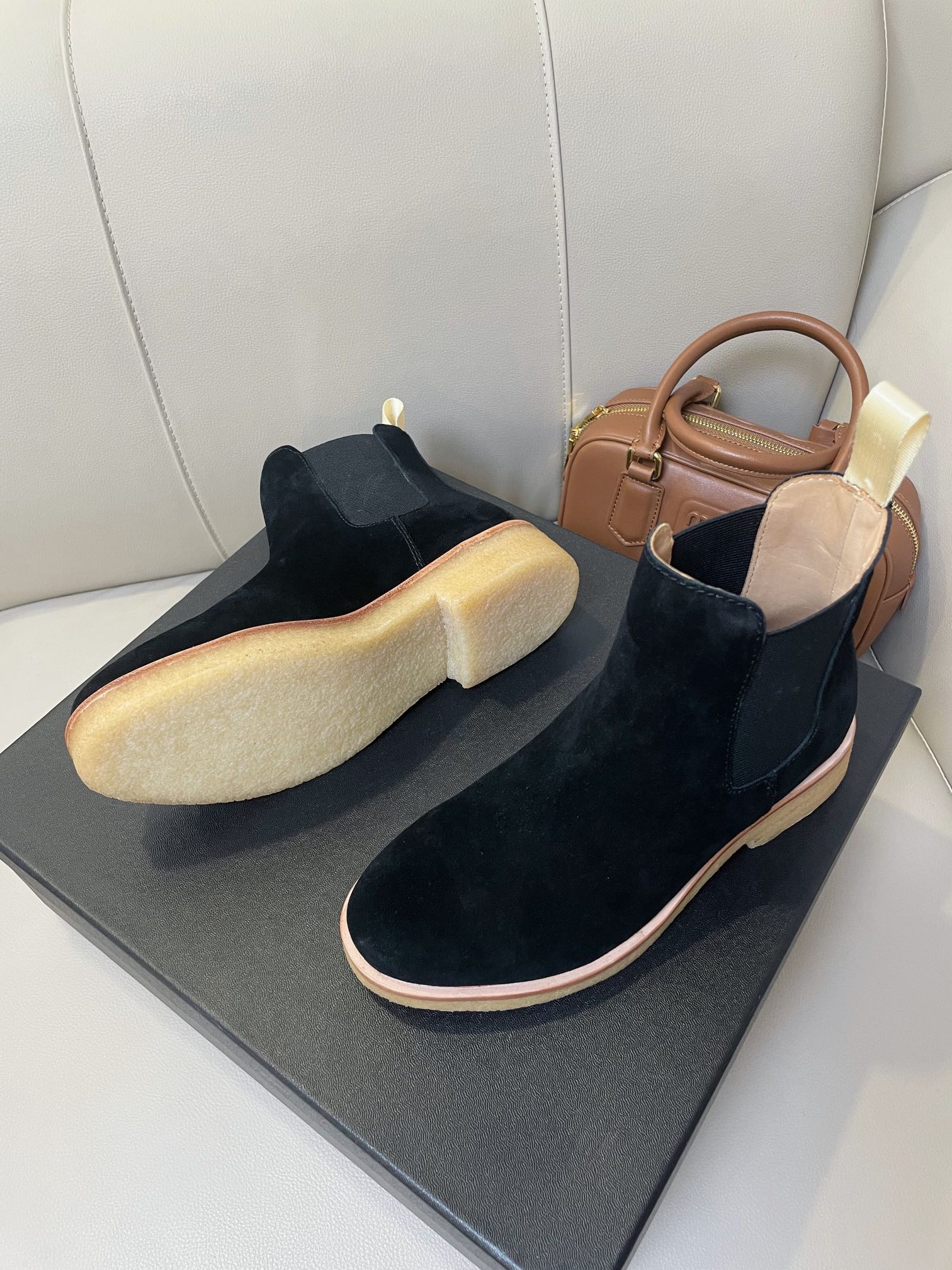 “714 Common Projects Celtic Boots: Stylish Platinum Footwear for All Sizes” - 图片 3