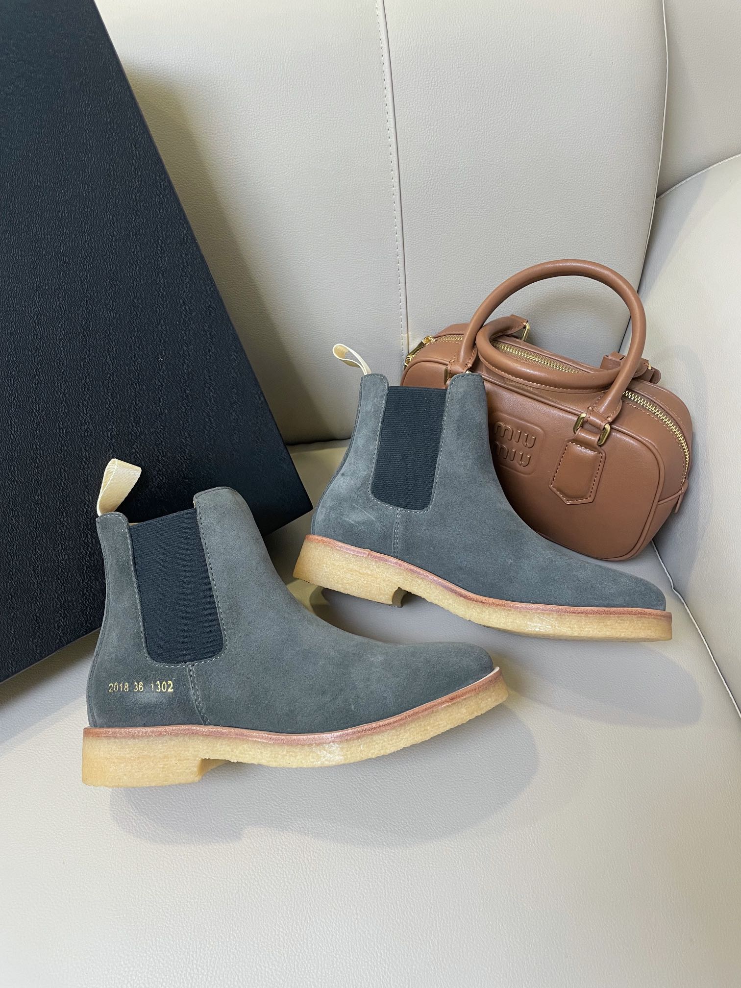 “Review: Comfortable and Stylish Common Projects Celtic Boots in Platinum” - 图片 7