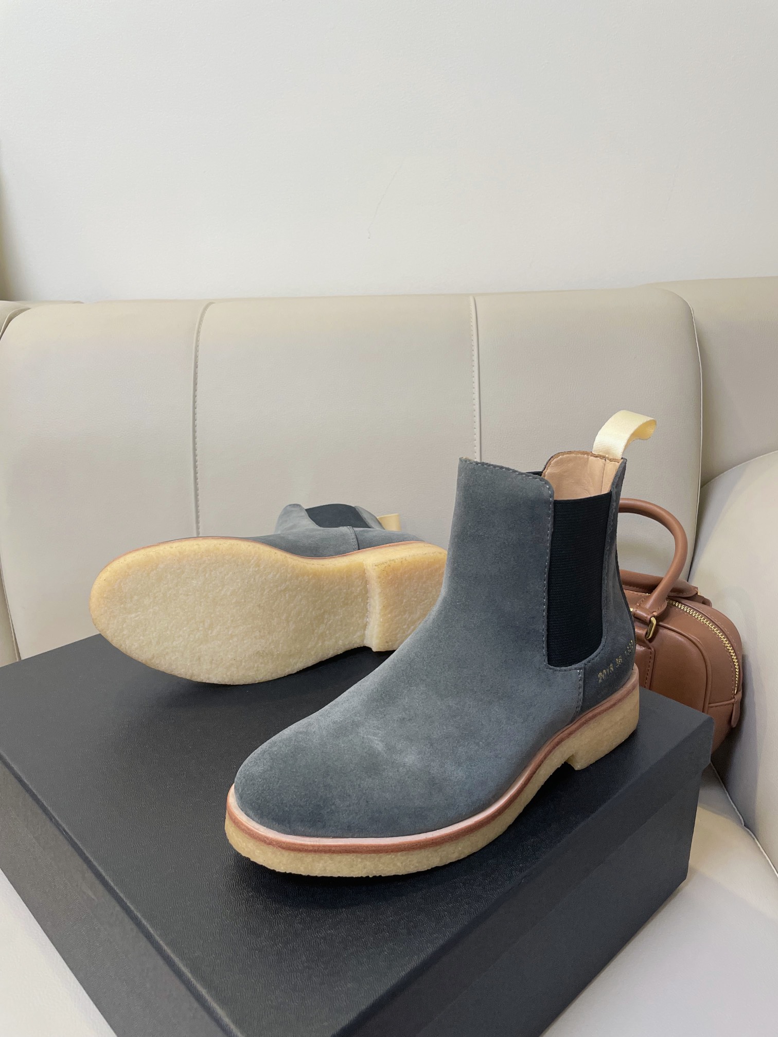 “Review: Comfortable and Stylish Common Projects Celtic Boots in Platinum” - 图片 4