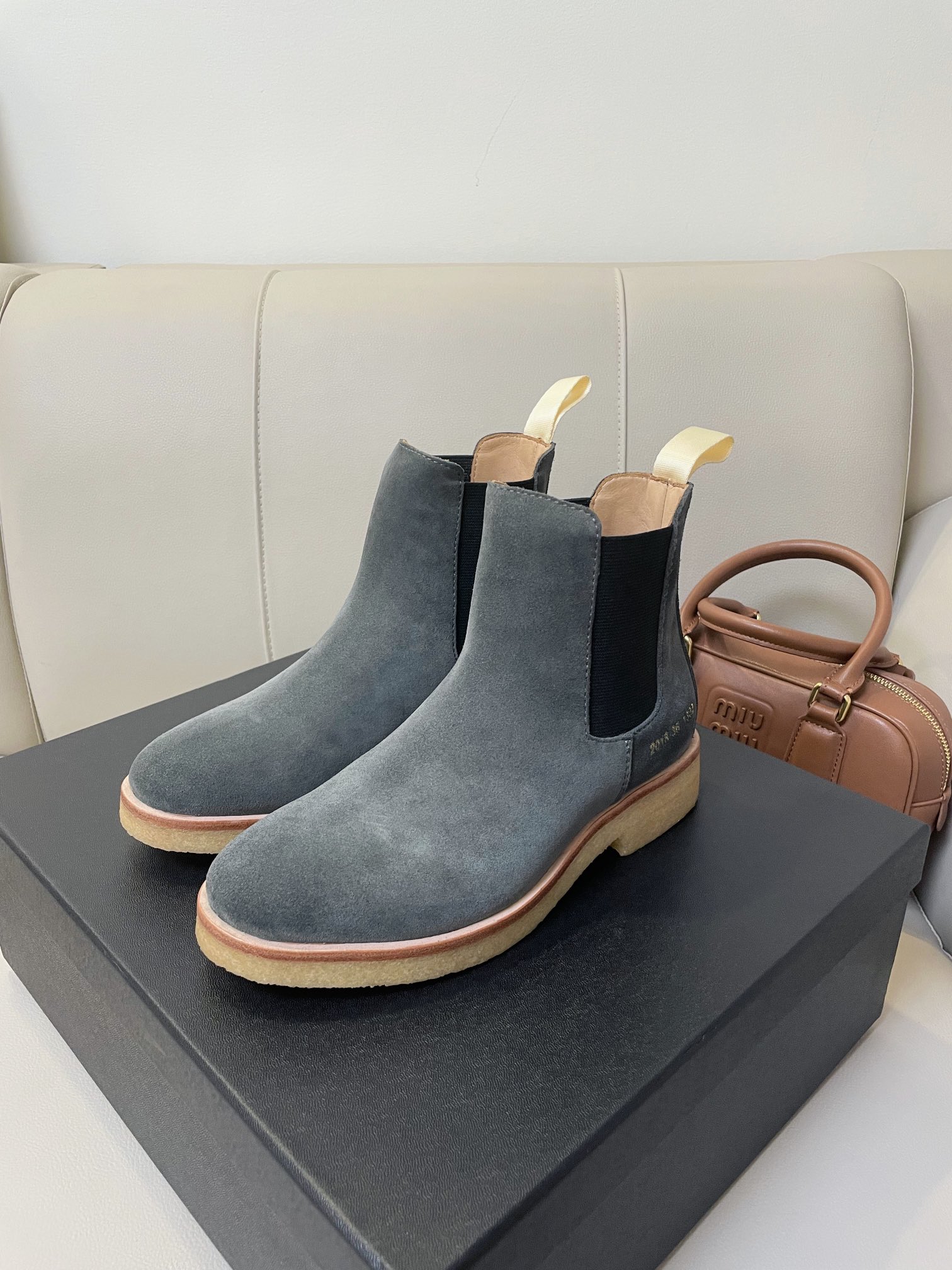 “Review: Comfortable and Stylish Common Projects Celtic Boots in Platinum” - 图片 2