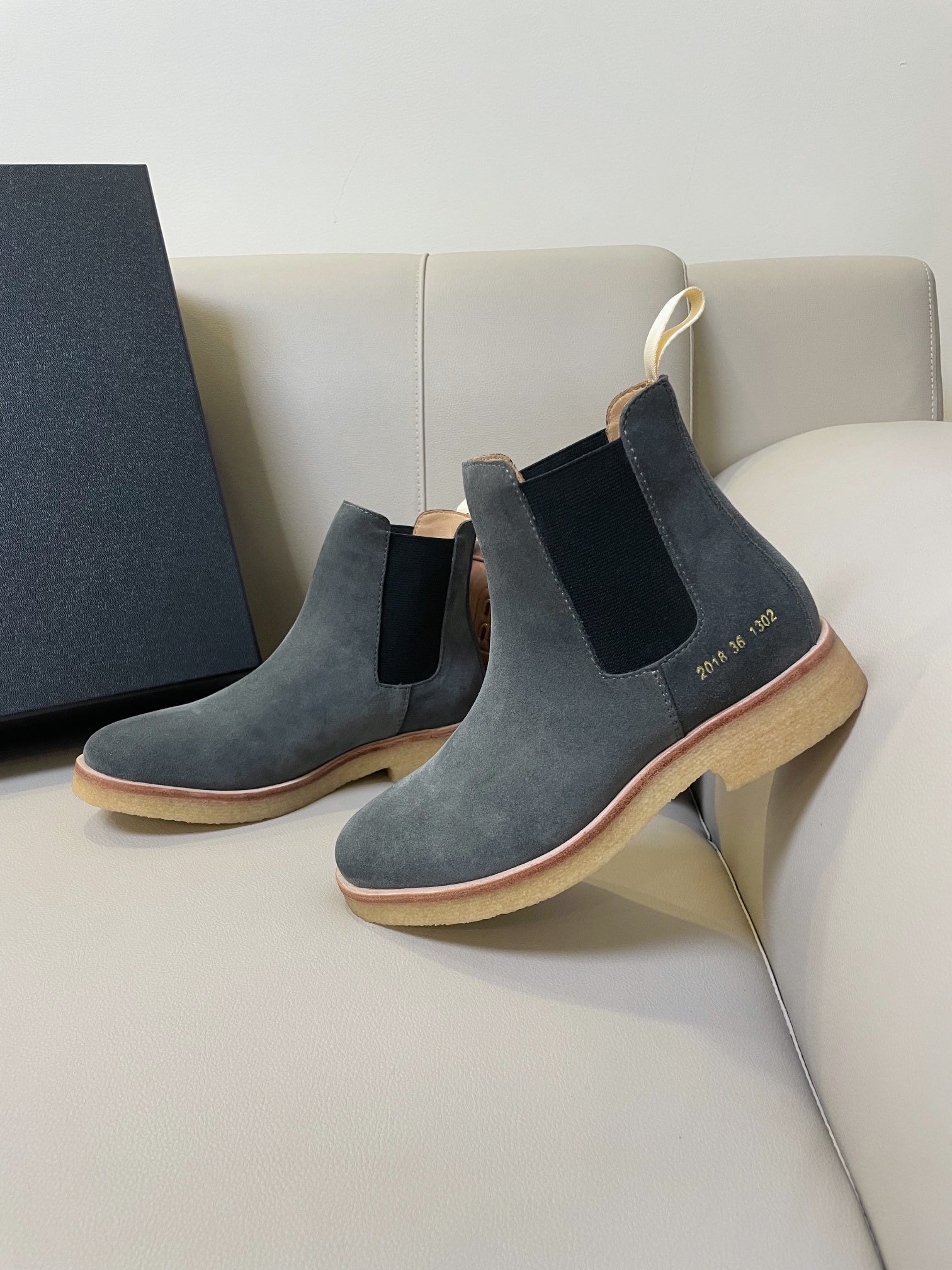 “Review: Comfortable and Stylish Common Projects Celtic Boots in Platinum” - 图片 6