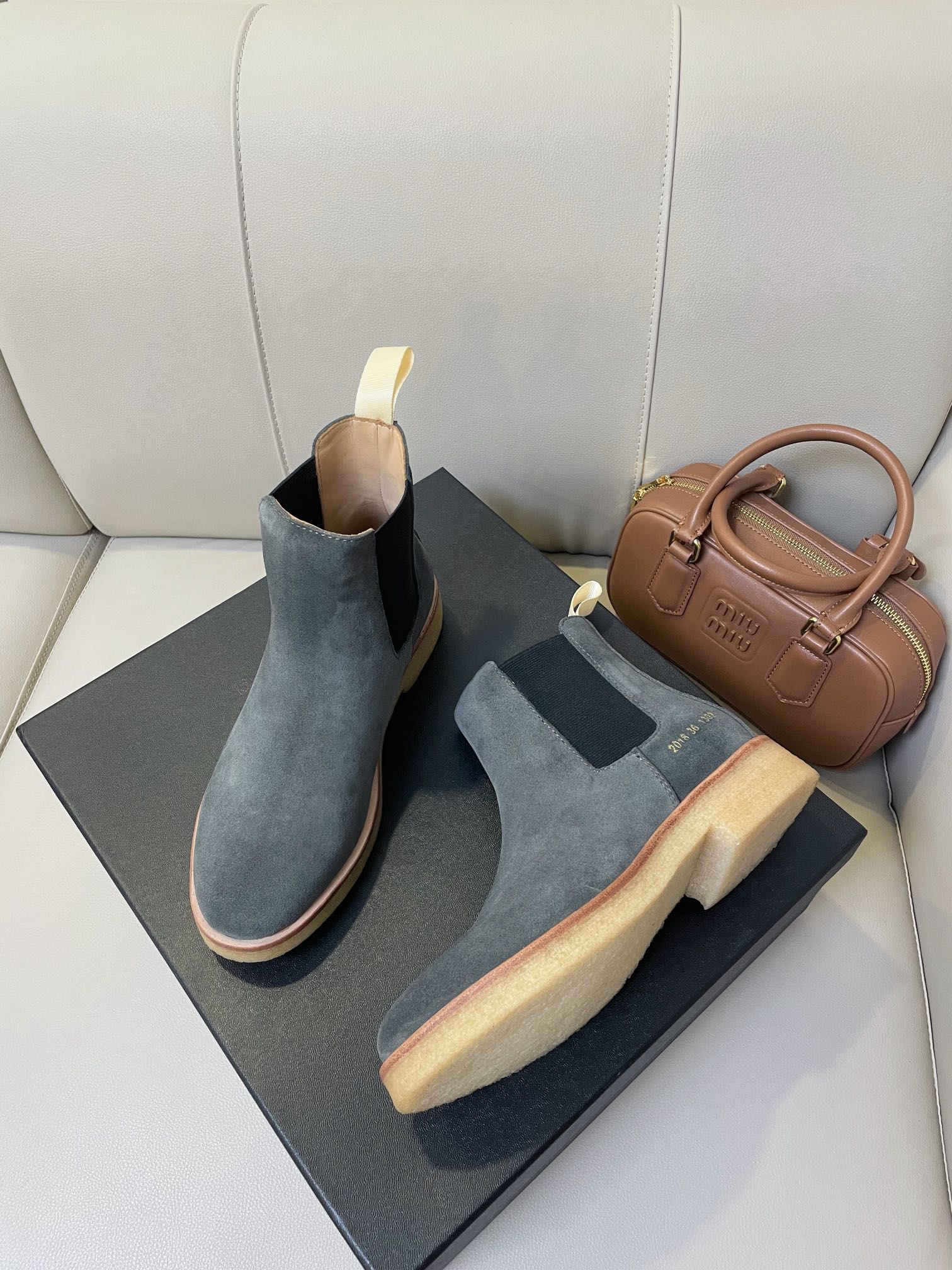 “Review: Comfortable and Stylish Common Projects Celtic Boots in Platinum” - 图片 3